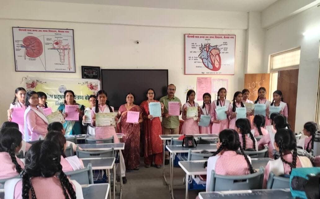 विश्व ओजोन दिवस पर पीएम श्री कन्या उच्चतर माध्यमिक विद्यालय में एक दिवसीय संगोष्ठी आयोजित
=============================================================
विश्व ओजोन दिवस के अवसर पर मध्यप्रदेश प्रदूषण नियंत्रण बोर्ड, छिंदवाड़ा के क्षेत्रीय अधिकारी श्री एम.पी.तिवारी के निर्देशानुसार कार्यालय छिंदवाड़ा की टीम द्वारा बुधवार को पीएम श्री कन्या उच्चतर माध्यमिक विद्यालय, कैलाश नगर छिंदवाड़ा में एक दिवसीय संगोष्ठी का आयोजन किया गया।
आयोजन के दौरान उपस्थित छात्राओं को विश्व ओजोन दिवस की इस वर्ष की थीम "ग्लोबल एक्शन फॉर ए कूलर प्लेनेट" के संबंध में जानकारी प्रदान की गई। छात्राओं को बताया गया कि ओजोन परत सूर्य से आने वाली हानिकारक पराबैंगनी किरणों से हमारी रक्षा करती है, किंतु विभिन्न मानवीय गतिविधियों के कारण ओजोन परत का क्षरण हो रहा है। इसलिये ओजोन परत के संरक्षण की दिशा में कार्य करना आवश्यक है।
संगोष्ठी में बताया गया कि क्लोरोफ्लोरोकार्बन एवं हाइड्रोफ्लोरोकार्बन उत्सर्जित करने वाले उपकरणों के प्रयोग से बचना चाहिए। इसके साथ ही ऊर्जा दक्ष एवं पर्यावरण अनुकूल उपकरणों का उपयोग करना चाहिए। वातावरण को ठंडा बनाए रखने एवं पर्यावरण संतुलन के लिए अधिक से अधिक संख्या में पौधारोपण करने पर भी जोर दिया गया।
कार्यक्रम के दौरान मध्यप्रदेश प्रदूषण नियंत्रण बोर्ड से इंजीनियर श्रीमती शिखा बोपचे, श्री सुरेश सरेठा, जिला इको क्लब के जिला नोडल अधिकारी श्री विनोद तिवारी, विद्यालय की प्राचार्या श्रीमती मनीषा मिश्रा, विद्यालय इको क्लब की शिक्षिका पल्लवी साहू सहित अन्य शिक्षकगण एवं छात्राएं उपस्थित थीं।