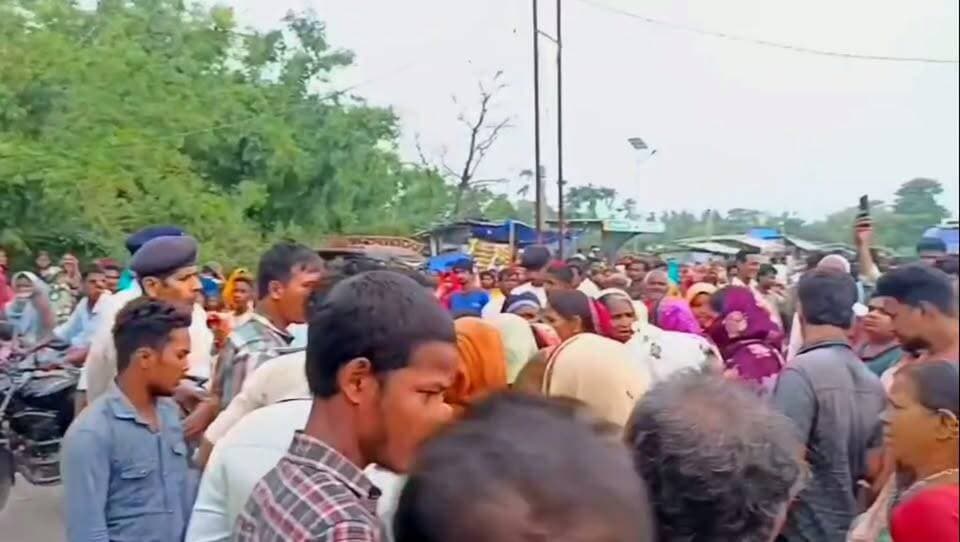 कोचाधामन के चोपड़ा-बुखारी चौक के पास NH-327E पर दर्दनाक हादसा अज्ञात वाहन ने साइकिल सवार को ठोकर मार दी,एक व्यक्ति की मौके पर ही मौत हो गई। वाहन चालक फरार।
