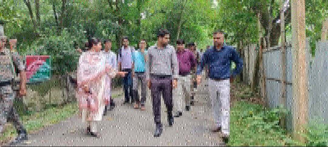 नवीन कुमार, जिला पदाधिकारी, किशनगंज द्वारा भ्रमण कार्यक्रम के दौरान प्रखंड कार्यालय, पोठिया का स्थलीय निरीक्षण किया गया।
निरीक्षण के दौरान जिलाधिकारी महोदय ने प्रखंड कार्यालय में संचालित विभिन्न कार्यों, अभिलेखों के रख-रखाव, पत्रों के निष्पादन, कर्मियों की कार्यप्रणाली , कार्यालय में सभी प्रकार की लंबित कार्यों तथा कार्यालय की साफ-सफाई एवं व्यवस्थाओं का जायजा लिया।
निरीक्षण के क्रम में उन्होंने कार्यालय में संधारित सभी संचिकाओं एवं पंजीयों को निर्धारित इंडेक्स के अनुसार क्रमबद्ध एवं सुरक्षित रखने का निर्देश दिया।
उन्होंने कहा कि कार्यालय अभिलेख महत्वपूर्ण प्रशासनिक दस्तावेज होते हैं, इसलिए इनके रख-रखाव में किसी प्रकार की लापरवाही नहीं होनी चाहिए ।
जिला पदाधिकारी महोदय द्वारा रायपुर पंचायत अंतर्गत धोबिनिया ग्राम स्थित आंगनबाड़ी केंद्र संख्या-291 का फीता काटकर उद्घाटन किया गया साथ ही
एएआयोजित पोषण कार्यक्रम में भी जिला पदाधिकारी महोदय द्वारा सहभागिता की गई।
जिला पदाधिकारी महोदय द्वारा आंगनबाड़ी केंद्र का निरीक्षण किया गया। केंद्र में निर्मित शौचालय, किचन एवं अन्य आवश्यक सुविधाओं तथा निर्माण कार्य की गुणवत्ता को देखकर जिला पदाधिकारी महोदय द्वारा संतोष व्यक्त किया गया।
आंगनबाड़ी केंद्र में उपलब्ध कराई गई आवश्यक सुविधाओं की सराहना करते हुए जिला पदाधिकारी महोदय द्वारा निर्देश दिया गया कि इसी तर्ज पर अन्य आंगनबाड़ी केंद्रों का भी निर्माण कराया जाए।
जिला पदाधिकारी महोदय द्वारा मनरेगा योजना के तहत नींबू, सहजन (मोरिंगा) एवं अमरूद के पौधे लगाए गए।
जिला पदाधिकारी महोदय द्वारा उपस्थित अंचल अधिकारी को निर्देश दिया गया कि अन्य आंगनबाड़ी केंद्रों के निर्माण हेतु यथाशीघ्र उपयुक्त सरकारी भूमि का चयन कर नियमानुसार उपलब्ध कराना सुनिश्चित करें।
उन्होंने सीडीपीओ को निर्देश दिया कि अंचलाधिकारी से समन्वय स्थापित करते हुए अन्य आंगनबाड़ी केंद्रों के निर्माण हेतु उपयुक्त भूमि का चिह्नीकरण एवं चयन कराया जाए।
इस अवसर पर प्रखंड विकास पदाधिकारी, अंचलाधिकारी सीडीपीओ सहित अन्य पदाधिकारी एवं कर्मचारी आदि उपस्थित थें।