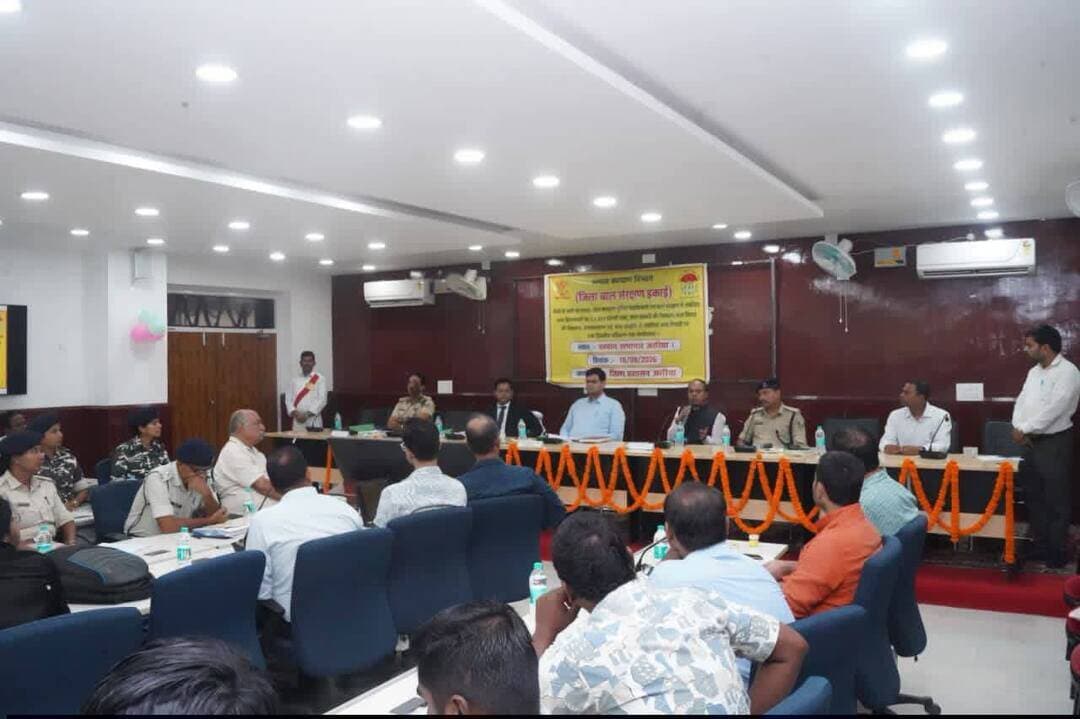 अररिया,किशोर न्याय, पॉक्सो एवं बाल संरक्षण को लेकर एक दिवसीय प्रशिक्षण-सह-कार्यशाला आयोजित
जिला पदाधिकारी, अररिया श्री विनोद दूहन की अध्यक्षता में परमान सभागार, अररिया में किशोर न्याय अधिनियम, पॉक्सो अधिनियम, बाल तस्करी की रोकथाम, बाल विवाह की रोकथाम, दत्तकग्रहण एवं बाल संरक्षण से संबंधित विषयों पर एक दिवसीय प्रशिक्षण-सह-कार्यशाला आयोजित की गई।
कार्यशाला का उद्घाटन जिला पदाधिकारी, अररिया, सचिव जिला विधिक सेवा प्राधिकार, अररिया, प्रधान दण्डाधिकारी किशोर न्याय परिषद, अररिया, सहायक निदेशक जिला बाल संरक्षण इकाई तथा पुलिस उपाधीक्षक ने संयुक्त रूप से किया।
इस अवसर पर जिला पदाधिकारी ने कहा कि बच्चे देश के भविष्य हैं और उनकी सुरक्षा, संरक्षण एवं अधिकारों की रक्षा करना हम सभी का सामूहिक दायित्व है। उन्होंने संबंधित पदाधिकारियों एवं हितधारकों को बाल संरक्षण से जुड़े मामलों में संवेदनशीलता एवं तत्परता के साथ कार्य करने की आवश्यकता पर बल दिया।
सचिव, जिला विधिक सेवा प्राधिकार ने कहा कि बच्चों के संरक्षण की जिम्मेदारी केवल पुलिस पदाधिकारियों की नहीं है, बल्कि समाज एवं संबंधित सभी विभागों की भी महत्वपूर्ण भूमिका है। उन्होंने बाल अधिकारों एवं विधिक प्रावधानों के प्रभावी अनुपालन पर जोर दिया।
प्रधान दण्डाधिकारी, किशोर न्याय परिषद द्वारा विधि-विवादित किशोरों से संबंधित प्रावधानों एवं प्रक्रियाओं की विस्तृत जानकारी देते हुए प्रतिभागियों को प्रशिक्षित किया गया। वहीं रिसोर्स पर्सन भगवान जी पाठक द्वारा बाल देख-रेख एवं संरक्षण की आवश्यकता वाले बच्चों से संबंधित विभिन्न पहलुओं पर विस्तार से जानकारी दी गई।
प्रशिक्षण में जिले के सभी थानाध्यक्ष, बाल कल्याण पुलिस पदाधिकारी, श्रम विभाग, स्वास्थ्य विभाग, महिला हेल्पलाइन, किशोर न्याय परिषद, बाल कल्याण समिति, जिला बाल संरक्षण इकाई सहित अन्य संबंधित विभागों एवं हितधारकों ने भाग लिया।
कार्यशाला में बाल तस्करी एवं बाल विवाह की रोकथाम, पॉक्सो अधिनियम के प्रभावी क्रियान्वयन, दत्तकग्रहण तथा बाल संरक्षण तंत्र को मजबूत बनाने से जुड़े महत्वपूर्ण विषयों पर चर्चा की गई। इस अवसर पर अध्यक्ष/सदस्य बाल कल्याण समिति, सदस्य किशोर न्याय परिषद, बाल संरक्षण पदाधिकारी एवं जिला बाल संरक्षण इकाई के सभी कर्मी उपस्थित रहे।
जिला प्रशासन अररिया