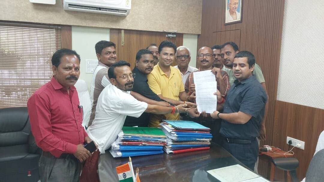 सहरसा सदर अस्पताल में पत्रकार के साथ मारपीट मामले को लेकर सुपौल में भी हम जिला पत्रकार संघ ने सुपौल जिलाधिकारी को मुख्यमंत्री के नाम ज्ञापन सौंपा है, अविलंब कार्रवाई की मांग की है।