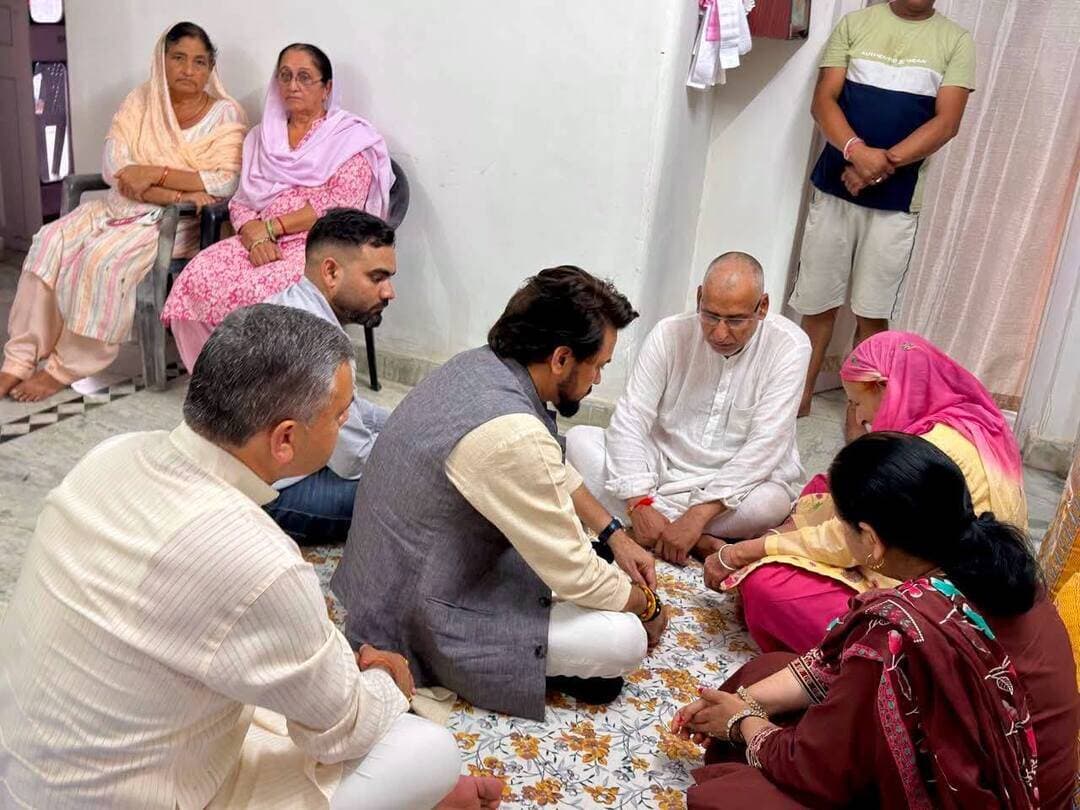 पूर्व केंद्रीय मंत्री हमीरपुर संसदीय क्षेत्र के सांसद अनुराग ठाकुर पहुंचे संधोल
अनुराग सिंह ठाकुर ने भाजपा हिमाचल के महामंत्री संजीव कटवाल के पूज्य पिता जसवंत सिंह कटवाल देवलोकगमन उपरांत शोकाकुल परिजनों से भेंट कर अपनी संवेदनाएं व्यक्त कीं।