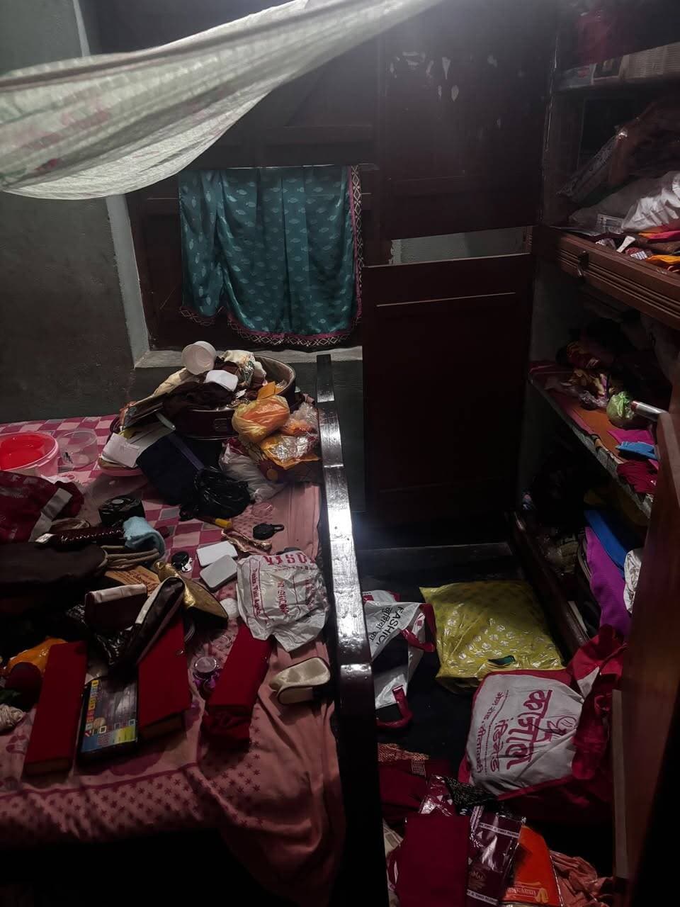 दो घरों में नशीला स्प्रे छिड़ककर करीब 30 लाख की डकैती, तीन अन्य घरों में भी प्रयास
इलाके में बेखौफ बदमाशों ने दो अलग-अलग घरों को निशाना बनाते हुए करीब 30 लाख रुपये मूल्य के सोने-चांदी के जेवरात और कीमती सामान पर हाथ साफ कर दिया। दोनों ही घरों में परिजन मौजूद थे, जिन्हें बदमाशों ने नशीला स्प्रे छिड़ककर बेसुध कर दिया और वारदात को अंजाम दिया। इसके अलावा, गिरोह ने तीन अन्य घरों में भी घुसने की कोशिश की, जहां वे असफल रहे।
पीड़ित और घटना का विवरण
* मणिशंकर झा: छत के रास्ते आंगन में दाखिल हुए बदमाशों ने घर में प्रवेश कर आलमारी, गोदरेज और ट्रंक तोड़कर नकदी व सोने-चांदी के जेवर लूटे। मच्छरदानी पर नशीले स्प्रे के निशान पाए गए हैं।
* रघुवीर झा: इनके घर में भी उसी तरीके से छत के रास्ते आंगन से होते हुए प्रवेश किया गया और आलमारी व ट्रंक खंगाल कर लाखों के जेवरात लूट लिए गए।
तीन अन्य घरों में असफल प्रयास
बदमाशों ने इसी दौरान तीन अन्य ग्रामीणों के घरों को भी निशाना बनाने की कोशिश की, हालांकि वे सफल नहीं हो सके:
* दहाउर झा
* प्रभु महतो
* कौशल कुमार झा
पुलिस कार्रवाई
घटना की सूचना मिलते ही पुलिस की 112 नंबर आपातकालीन टीम मौके पर पहुंची। दोनों पीड़ित परिवारों ने संबंधित थाने में अलग-अलग लिखित आवेदन देकर न्याय व सामान की बरामदगी की गुहार लगाई है। पुलिस मामले की जांच में जुट गई है।