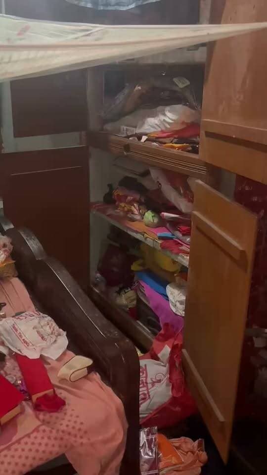 दो घरों में नशीला स्प्रे छिड़ककर करीब 30 लाख की डकैती, तीन अन्य घरों में भी प्रयास
इलाके में बेखौफ बदमाशों ने दो अलग-अलग घरों को निशाना बनाते हुए करीब 30 लाख रुपये मूल्य के सोने-चांदी के जेवरात और कीमती सामान पर हाथ साफ कर दिया। दोनों ही घरों में परिजन मौजूद थे, जिन्हें बदमाशों ने नशीला स्प्रे छिड़ककर बेसुध कर दिया और वारदात को अंजाम दिया। इसके अलावा, गिरोह ने तीन अन्य घरों में भी घुसने की कोशिश की, जहां वे असफल रहे।
पीड़ित और घटना का विवरण
* मणिशंकर झा: छत के रास्ते आंगन में दाखिल हुए बदमाशों ने घर में प्रवेश कर आलमारी, गोदरेज और ट्रंक तोड़कर नकदी व सोने-चांदी के जेवर लूटे। मच्छरदानी पर नशीले स्प्रे के निशान पाए गए हैं।
* रघुवीर झा: इनके घर में भी उसी तरीके से छत के रास्ते आंगन से होते हुए प्रवेश किया गया और आलमारी व ट्रंक खंगाल कर लाखों के जेवरात लूट लिए गए।
तीन अन्य घरों में असफल प्रयास
बदमाशों ने इसी दौरान तीन अन्य ग्रामीणों के घरों को भी निशाना बनाने की कोशिश की, हालांकि वे सफल नहीं हो सके:
* दहाउर झा
* प्रभु महतो
* कौशल कुमार झा
पुलिस कार्रवाई
घटना की सूचना मिलते ही पुलिस की 112 नंबर आपातकालीन टीम मौके पर पहुंची। दोनों पीड़ित परिवारों ने संबंधित थाने में अलग-अलग लिखित आवेदन देकर न्याय व सामान की बरामदगी की गुहार लगाई है। पुलिस मामले की जांच में जुट गई है।