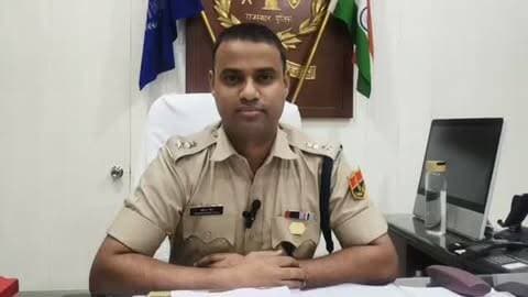 सुभाष चौक पर मनाया गया ‘ड्राइवर सम्मान दिवस’
चालकों को यातायात नियमों की पालना की दिलाई शपथ।
दैनिक वीरधरा राजस्थान।
चित्तौड़गढ़। सड़क सुरक्षा एवं यातायात नियमों के प्रति आमजन में जागरूकता बढ़ाने के उद्देश्य से सुभाष चौक, चित्तौड़गढ़ पर ‘ड्राइवर सम्मान दिवस’ मनाया गया। इस दौरान यातायात पुलिस द्वारा वाहन चालकों को सड़क सुरक्षा के प्रति जागरूक करते हुए यातायात नियमों की पालना के लिए प्रेरित किया गया।
जिला पुलिस अधीक्षक धर्मेंद्र सिंह ने बताया कि यातायात पुलिस द्वारा चालकों को दोपहिया वाहन चलाते समय अनिवार्य रूप से हेलमेट पहनने, चारपहिया वाहन में सीट बेल्ट का उपयोग करने, निर्धारित गति सीमा में वाहन चलाने, वाहन चलाते समय मोबाइल फोन का उपयोग नहीं करने तथा अन्य यातायात नियमों की पालना करने के संबंध में समझाइश की गई।
@policerajasthan @chittorgarh_police