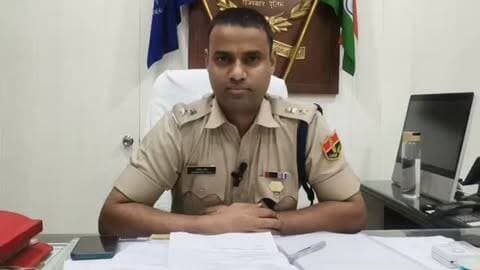 चिह्नित ब्लैक स्पॉट पर यातायात पुलिस की विशेष निगरानी
सड़क दुर्घटनाओं की रोकथाम को लेकर प्रतिदिन प्रभावी कार्रवाई, नियम तोड़ने वाले वाहन चालकों पर कार्रवाई।
दैनिक वीरधरा राजस्थान।
चित्तौड़गढ़। चिन्हित ब्लैक स्पॉट पर सड़क दुर्घटना की रोकथाम हेतु यातायात पुलिस द्वारा प्रतिदिन कार्यवाही की जा रही है मंगलवार को कुल 91 तेज गति के चालान किए गए। इसके अतिरिक्त लेन ड्राइविंग सिस्टम का उल्लंघन करने वाले वाहन चालकों के विरुद्ध 72 कार्रवाई तथा बिना हेलमेट वाहन चलाने वाले 12 वाहन चालकों के विरुद्ध कार्रवाई की गई।
जिला पुलिस अधीक्षक धर्मेन्द्र सिंह ने बताया कि जिले में सड़क दुर्घटनाओं की रोकथाम, यातायात व्यवस्था को सुचारू एवं सुरक्षित बनाने तथा आमजन की सुरक्षा सुनिश्चित करने के लिए यातायात पुलिस द्वारा विशेष अभियान के तहत लगातार प्रभावी कार्रवाई की जा रही है। जिले में चिन्हित दुर्घटना संभावित ब्लैक स्पॉट पर यातायात पुलिस की विशेष न�