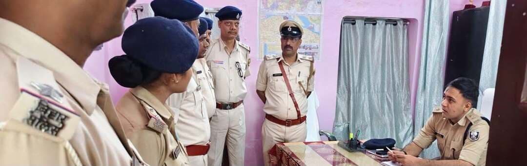 📍बैजनाथपुर थाना पहुंचे सहरसा एसपी विक्रम सिहाग, लंबित कांडों की समीक्षा कर पुलिसिंग मजबूत करने के दिए निर्देश
सहरसा | पुलिस अधीक्षक सहरसा विक्रम सिहाग ने बुधवार को बैजनाथपुर थाना का निरीक्षण किया। एसपी के थाना पहुंचते ही पुलिस पदाधिकारियों एवं कर्मियों ने उनका स्वागत किया। निरीक्षण के दौरान एसपी ने थाना परिसर, कार्यालय, अभिलेखों एवं पुलिसिंग से जुड़े विभिन्न कार्यों का जायजा लिया।
निरीक्षण के क्रम में पुलिस अधीक्षक ने लंबित कांडों, अनुसंधान की प्रगति, विधि-व्यवस्था, अपराध नियंत्रण तथा थाना स्तर पर संचालित विभिन्न गतिविधियों की समीक्षा की। उन्होंने लंबित मामलों के त्वरित निष्पादन एवं अनुसंधान में तेजी लाने को लेकर संबंधित पुलिस पदाधिकारियों को आवश्यक दिशा-निर्देश दिए।
एसपी विक्रम सिहाग ने थाना क्षेत्र में नियमित एवं प्रभावी गश्ती, अपराधियों पर निगरानी, अपराध नियंत्रण और कानून-व्यवस्था को सुदृढ़ बनाए रखने पर विशेष जोर दिया। साथ ही आमजनों से प्राप्त शिकायतों का प्राथमिकता के आधार पर त्वरित एवं निष्पक्ष निष्पादन सुनिश्चित करने का निर्देश दिया।
उन्होंने पुलिस पदाधिकारियों एवं कर्मियों को क्षेत्र में सक्रिय रहकर जनता के साथ बेहतर समन्वय स्थापित करने और पुलिसिंग को और अधिक प्रभावी एवं जवाबदेह बनाने की बात कही। एसपी ने स्पष्ट किया कि अपराध नियंत्रण के साथ-साथ आम लोगों की सुरक्षा और उनकी समस्याओं का त्वरित समाधान पुलिस की प्राथमिकता होनी चाहिए।
निरीक्षण के दौरान थाना स्तर पर कार्यों की स्थिति का जायजा लेते हुए एसपी ने संबंधित अधिकारियों को आवश्यक दिशा-निर्देश दिए और निर्देशों के अनुपालन पर विशेष ध्यान देने को कहा।