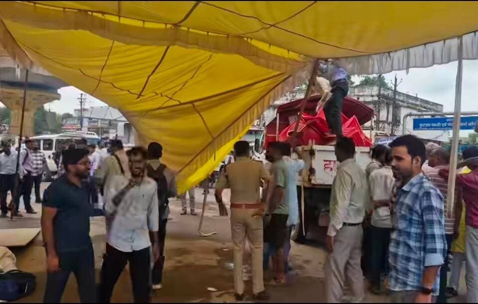 *रीवा कल्पना मिश्रा केस में बड़ा खेल मीडिया कर्मियों की हड़ताल का कलेक्टर-एसपी ने उठाया फायदा, 15 दिन से अनशन पर बैठे रामशिरोमणि मिश्रा को भारी हंगामे के बीच धरना स्थल से उठवाकर जिला अस्पताल में कराया भर्ती, हालत थी नाजुक*
*सुपर स्पेशलिटी में मीडिया बैन के विरोध में मीडियाकर्मी थे हड़ताल पर, कवरेज बंद होने का फायदा उठाकर प्रशासन ने की कार्रवाई, 26 अगस्त को संजय गांधी अस्पताल में प्रसूता और नवजात की मौत के बाद 2 सितंबर से पिता थे आमरण अनशन पर*
रीवा। रीवा के बहुचर्चित कल्पना मिश्रा मौत मामले में 16 सितंबर 2026 को प्रशासन ने बड़ी कार्रवाई की है। सिरमौर चौराहे पर पिछले 15 दिन से अपनी बेटी और नवजात नाती की मौत के बाद न्याय की मांग को लेकर आमरण अनशन पर बैठे पिता रामशिरोमणि मिश्रा को पुलिस और प्रशासन की टीम ने भारी हंगामे के बीच जबरन धरना स्थल से उठा दिया। उन्हें इलाज के लिए जिला अस्पताल में भर्ती कराया गया है।
*मीडिया हड़ताल का उठाया फायदा*
बताया जा रहा है कि सुपर स्पेशलिटी हॉस्पिटल में मीडिया को अंदर जाने से रोके जाने के बाद मीडियाकर्मी हड़ताल और धरने पर बैठे थे। धरना स्थल की कवरेज बंद होने का फायदा उठाते हुए कलेक्टर-एसपी के निर्देश पर प्रशासन ने रामशिरोमणि मिश्रा को धरना स्थल से उठवाया। सूत्रों का कहना है कि अगर मीडिया मौके पर होती तो प्रशासन के लिए इतनी आसानी से धरना खत्म कराना मुश्किल होता।
*नाजुक हो चुकी थी हालत*
रामशिरोमणि मिश्रा 2 सितंबर से अन्न-जल त्याग कर आमरण अनशन पर बैठे थे। लगातार 14-15 दिन से भूख हड़ताल पर रहने के कारण उनकी हालत बेहद नाजुक हो चुकी थी। वे ठीक से बैठ भी नहीं पा रहे थे, शरीर पूरी तरह जवाब देने लगा था। प्रशासन और डॉक्टरों की टीम पहले भी कई बार अनशन खत्म कराने पहुंची थी, लेकिन वे न्याय की मांग पर अड़े रहे। स्वास्थ्य सुरक्षा का हवाला देते हुए प्रशासन ने उन्हें जबरन हटाकर अस्पताल भेजा।
*क्या है पूरा कल्पना मिश्रा केस?*
26 अगस्त 2026 को रीवा के संजय गांधी मेमोरियल अस्पताल में 25 वर्षीय प्रसूता कल्पना मिश्रा और उनके नवजात बच्चे की डिलीवरी के दौरान मौत हो गई थी। मौत से ठीक पहले कल्पना का एक दर्दनाक वीडियो वायरल हुआ था, जिसमें वह कह रही थी - "पापा मुझे बचा लो, शानू मुझे बचा लो, ये लोग मुझे मार डालेंगे..." परिजनों का आरोप है कि सीनियर डॉक्टरों की अनुपस्थिति और गंभीर लापरवाही के कारण जच्चा-बच्चा की जान गई।