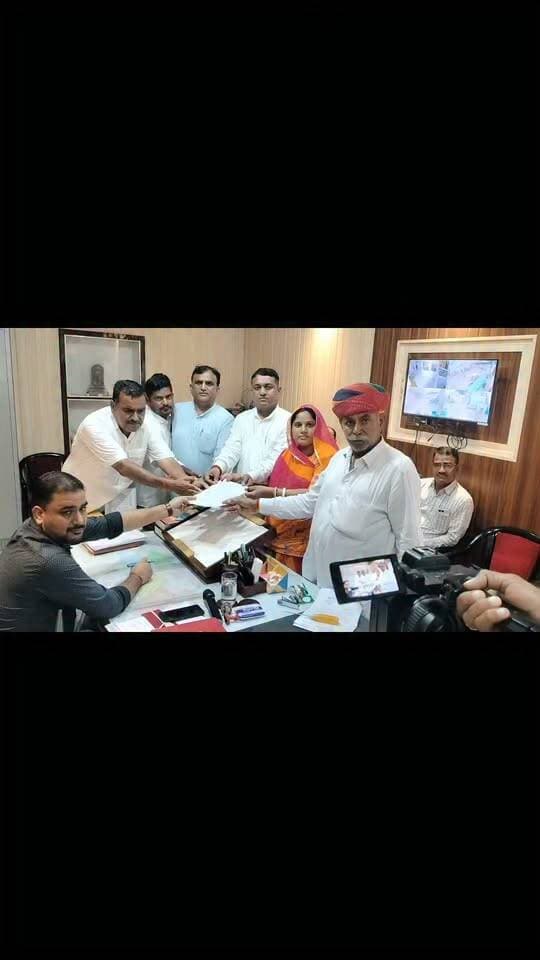 भोपालगढ़ नगरपालिका कांग्रेस का सिम्बल जमना जेपी देवड़ा रिटर्निंग अधिकारी को सौपते हुए, शिवकरण सेनी,रामदीन देवड़ा,अनराज,जीवनराम सोलंकी भी मौजूद!! Shivkaran Saini Bhopalgarh Rajesh Jakhar Mla Geeta Barwar JP Deora Badri Ram Jakhar सलीम ठेकेदार Sangeeta Beniwal Munni Devi Godara Hitesh Siroya Bali MP Deora Bhopalgarh Vijay Laxmi Patel Mahaveer Laxman Ram Choudhary Arvind Shanti Jakhar Ram Dayal Dudi Ramkishor Khadav Nirmal Choudhary