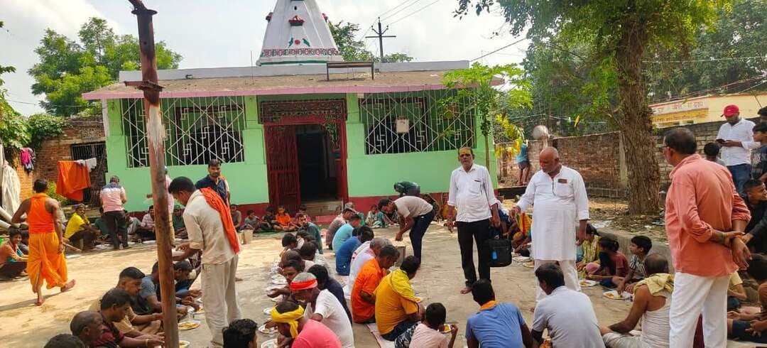 दावथ में धूमधाम से मनाई गई भगवान श्री कृष्ण की बरही
रोहतास जिले के दावथ प्रखंड मुख्यालय स्थित प्राचीन राम जानकी मंदिर में बुधवार को बाल गोपाल श्री कृष्णा भगवान की बरही बड़े ही धूमधाम से मनाई गई।
इस अवसर पर राम जानकी मंदिर परिसर से लड्डू गोपाल की पालकी बैंड बाजा के साथ समूचे गांव में भ्रमण किया। वहीं इस अवसर पर बृहद भंडारे का भी आयोजन हुआ।जिसमें सैकड़ो श्रद्धालुओं ने प्रसाद ग्रहण किया। राम जानकी मंदिर के अध्यक्ष सह मनोज कुमार सिंह ने बताया कि दावथ मे स्थित है उक्त मंदिर में बाल गोपाल का पूजनोत्सव श्रीकृष्ण जन्माष्टमी के अवसर पर रखने की परंपरा लगभग सौ वर्ष से चली आ रही है. जिसमें स्थानीय स्तर पर बाल गोपाल का बरही मनाने की परंपरा बहुत ही पुरानी है। इस अवसर पर राम जानकी मंदिर में श्री कृष्ण जन्माष्टमी के दिन से एक पखवाड़े तक सुबह से शाम तक स्थानीय गांव की श्रद्धालु महिलाओं के द्वारा भक्ति गीत एवं संगीत के साथ ही भजन कीर्तन का आयोजन किया जाता था। बाल गोपाल के बरही के मौके पर बुधवार को सुबह में पूजा अर्चना तथा आरती के बाद शोभा यात्रा निकाल कर दावथ थाना रोड, प्रखंड कार्यालय, मध्य विद्यालय, बिठवा मोड, दावथ बाजार सहित समूचे गांव में भ्रमण कराया गया। गलियों चौराहों पर भगवान श्री कृष्ण के एक झलक पाने के लिए बच्चे बूढ़े महिलाएं लड़कियां सैकड़ो की संख्या में उपस्थिति रही।