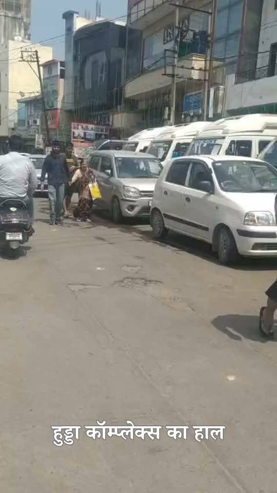 हुड्डा कॉम्प्लेक्स के पास जाम से लोगों का हुआ हाल-बेहाल, सड़क पर ही गाड़ियां कर देते हैं पार्किंग।
#rohtaknews #rohtakcity #haryana #HaryanaNews #Parking