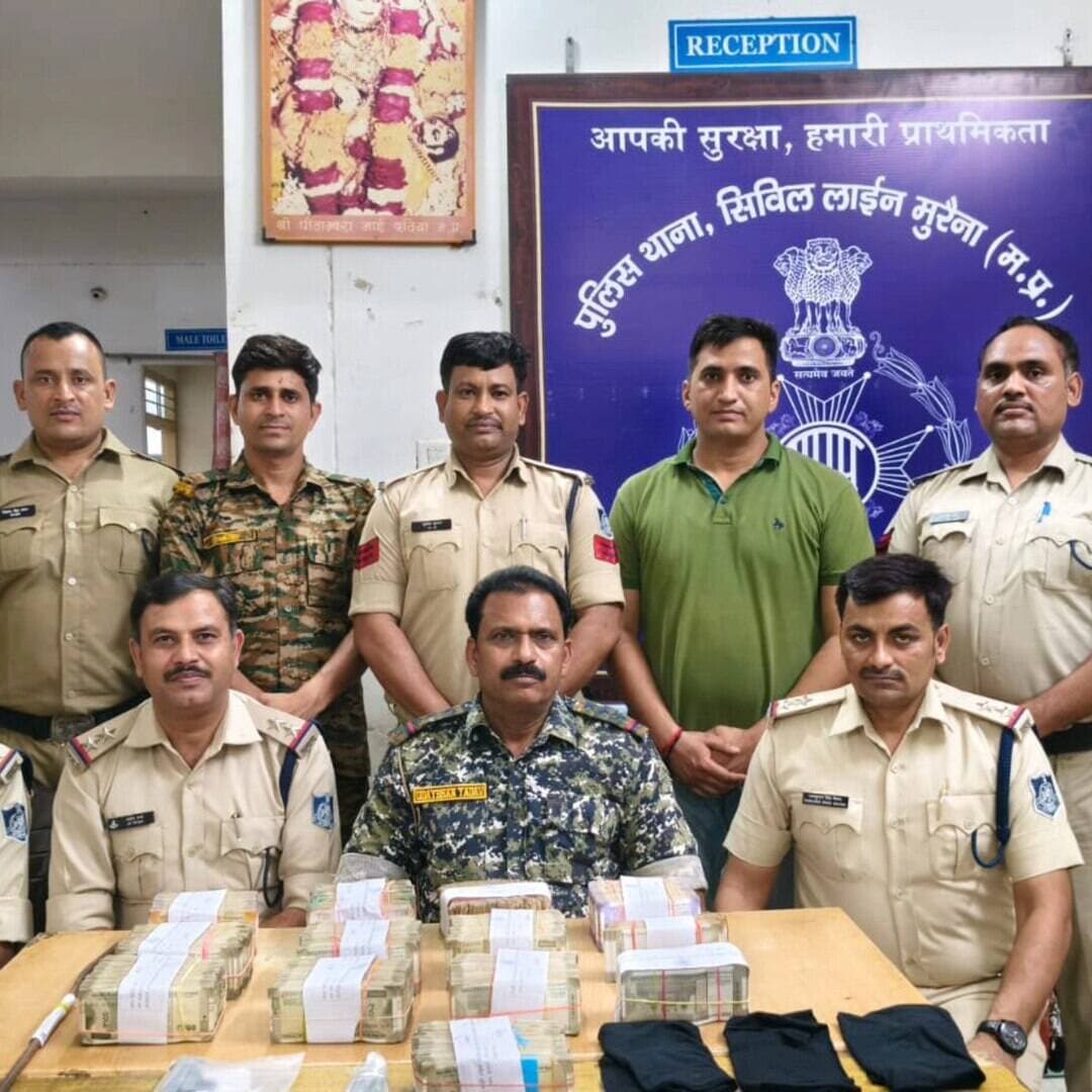 सिविल लाइन पुलिस ने 4 आरोपियों से ₹50 लाख से अधिक का मशरूका किया जब्त।
मुरैना में पुलिस ने पीछा कर आई-20 कार को रोका, जिसमें सवार चार आरोपी हादसे में घायल हो गए। तलाशी में ₹41.21 लाख नकद, 32 बोर की अवैध पिस्टल, 2 जिंदा राउंड, धारदार छुरा, सरिया और 4 मोबाइल सहित कार जब्त की गई। पुलिस जांच में रकम का कनेक्शन फिरोजाबाद में हुई चोरी से सामने आया है। मामले में आर्म्स एक्ट के तहत कार्रवाई जारी है।