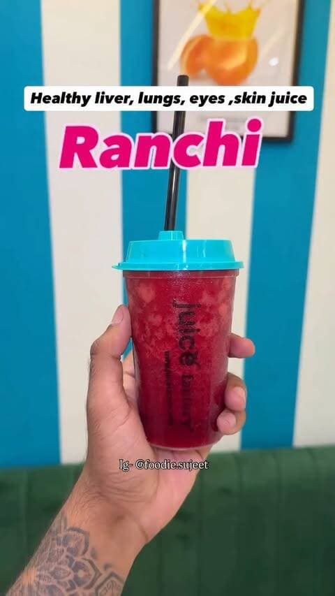 🥤 Healthy bhi, tasty bhi! 💪✨
Ranchi walon, agar aapko fresh & healthy juices ke saath kuch chatpata aur delicious bhi try karna hai, then Juice Factory is worth a visit! 😍
🍅 Healthy Factor Juice
🍎 Mix Fruit Salad
🌽 Cheesy Chatpata Corn
🍕 Exotic Farmhouse Pizza
🥪 Tandoori Paneer Sandwich
🍟 Loaded Fries
🥤 Strawberry Ice Cream Shake
🍹 Black Magic Mocktail
💜 Jamun Shots — MUST TRY! 🔥
📍 Plaza Chowk se Firayalal jaane wale road par, petrol pump ke paas.
Gym lovers 🏋️ | Health freaks 🥗 | Foodies ❤️ — save this place!
Apne gym partner & foodie friends ko share karo 👇
Follow @foodie.sujeet for more food & lifestyle finds! ❤️
#JuiceFactory #ranchi #jharkhand #foodvlogger #ranchiblogger