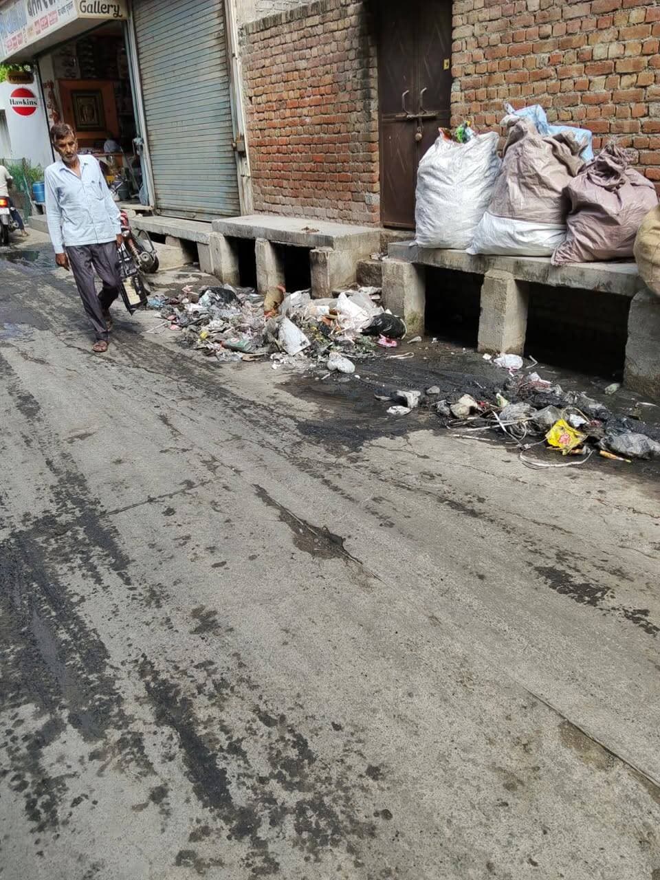 भिवानी के बर्तन बाजार की सिटी थाने वाली गली में हड़ताल आज भी खत्म नहीं हुई है तभी तो आज भी कोई कूड़ा उठाने नहीं आया, टैक्टर वाले को बोलो तो बालते है ये एरिया हमारा नहीं है।
-शिकायतकर्ता दुकानदार