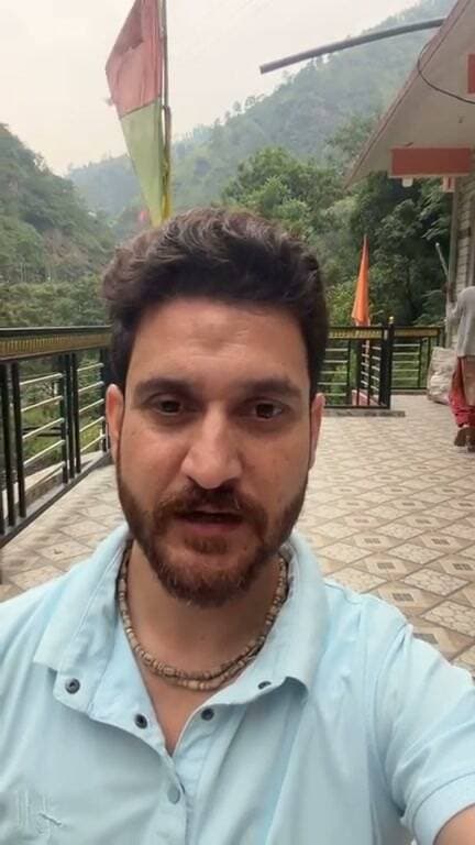 आशीर्वाद का दिया, जनसेवा से राष्ट्रसेवा तक: लोकेंद्र कुमार
आज देश के यशस्वी प्रधानमंत्री आदरणीय श्री नरेंद्र मोदी जी का जन्मदिवस है। इस शुभ अवसर पर मैं उन्हें हार्दिक बधाई एवं अनंत शुभकामनाएँ देता हूँ।
मोदी जी का जीवन हम सभी के लिए प्रेरणादायक है—एक साधारण परिवार से निकलकर देश की सेवा के संकल्प के साथ उन्होंने अपना पूरा जीवन राष्ट्रहित को समर्पित किया है।
“आशीर्वाद का दिया, जनसेवा से राष्ट्रसेवा तक”—यह केवल एक पंक्ति नहीं, बल्कि उनके सार्वजनिक जीवन की यात्रा को दर्शाने वाला भाव है।
आज हम सभी उनके स्वस्थ, दीर्घायु और यशस्वी जीवन की कामना करते हैं। उनके नेतृत्व में भारत निरंतर आगे बढ़े, आत्मनिर्भर और विकसित राष्ट्र बनने की दिशा में नई ऊँचाइयाँ हासिल करे—यही हमारी शुभकामना है।
आइए, उनके जन्मदिवस पर हम भी संकल्प लें कि समाज और राष्ट्र की सेवा में अपना योगदान पूरी निष्ठा और ईमानदारी से देंगे।
आदरणीय प्रधानमंत्री श्री नरेंद्र मोदी जी को जन्मदिवस की हार्दिक बधाई एवं शुभकामनाएँ।
भारत माता की जय!
वंदे मातरम्!
