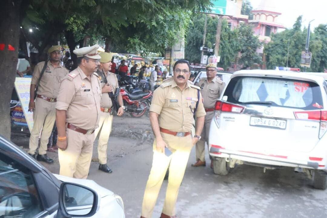 मऊ में पुलिस का सघन चेकिंग अभियान, 8 आरोपी और एक वारंटी गिरफ्तार
मऊ में सुरक्षा व्यवस्था के मद्देनजर पुलिस ने जिलेभर में सघन चेकिंग अभियान चलाया। पुलिस अधीक्षक कमलेश बहादुर ने भीटी, गाजीपुर तिराहा, आजमगढ़ मोड़, मिर्जाहादीपुरा, बढ़ुआ गोदाम और अदरी मोड़ समेत कई प्रमुख स्थानों पर सुरक्षा व्यवस्था का जायजा लिया और संदिग्ध व्यक्तियों व वाहनों की चेकिंग की।
अभियान के दौरान जिले में 41 टीमें गठित कर 41 स्थानों पर चेकिंग की गई। पुलिस के मुताबिक करीब 2680 संदिग्ध व्यक्तियों और 1727 संदिग्ध वाहनों को चेक किया गया। इस दौरान 8 लोगों और एक वारंटी को गिरफ्तार किया गया। आरोपियों के कब्जे से 9 नाजायज चाकू और एक अवैध तमंचा बरामद होने की बात पुलिस ने कही है। यातायात नियमों का उल्लंघन करने पर दो वाहनों को सीज किया गया।