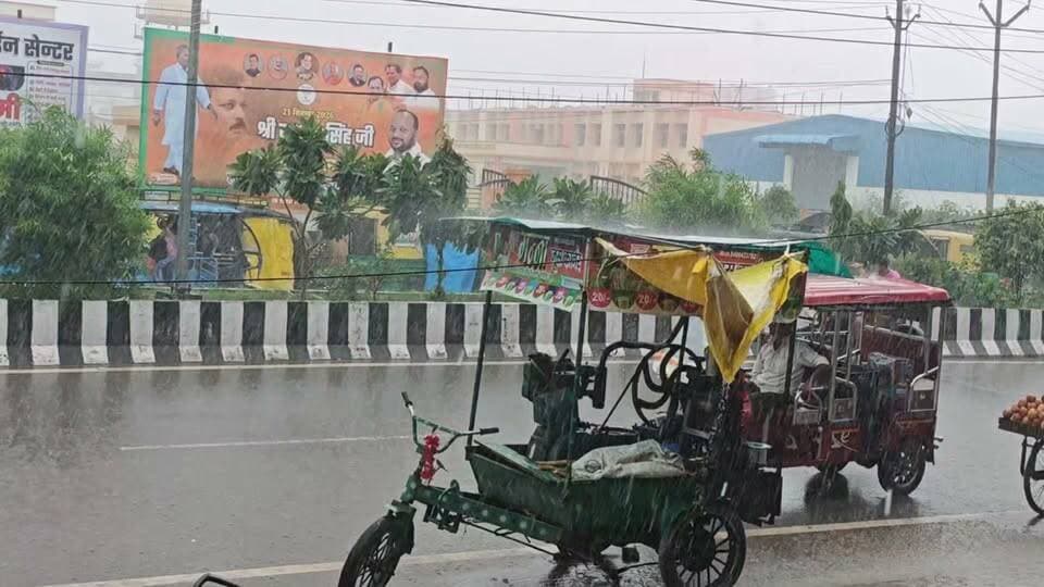 मऊ में हुई बारिश