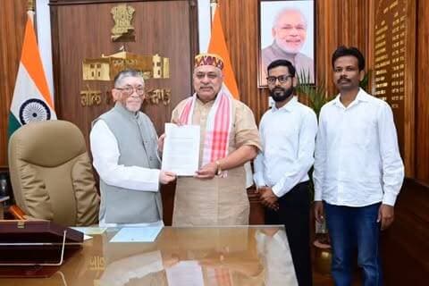 झारखंड राज्यपाल से विश्वविद्यालयों पर सार्थक चर्चा
झारखंड : माननीय राज्यपाल महोदय से राजभवन में झारखंड के विभिन्न विश्वविद्यालयों से जुड़े महत्वपूर्ण विषयों पर आत्मीय भेंट हुई। इस दौरान विश्वविद्यालयों में शैक्षणिक गुणवत्ता, प्रशासनिक व्यवस्था, उच्च शिक्षा के विकास तथा विद्यार्थियों के हितों से संबंधित विषयों पर विस्तृत एवं सार्थक चर्चा हुई।
विश्वास व्यक्त किया गया कि माननीय राज्यपाल महोदय के मार्गदर्शन में झारखंड की उच्च शिक्षा व्यवस्था को नई दिशा और गति मिलेगी। यह बैठक उच्च शिक्षा के क्षेत्र में सुधार और विकास के लिए महत्वपूर्ण मानी जा रही है।