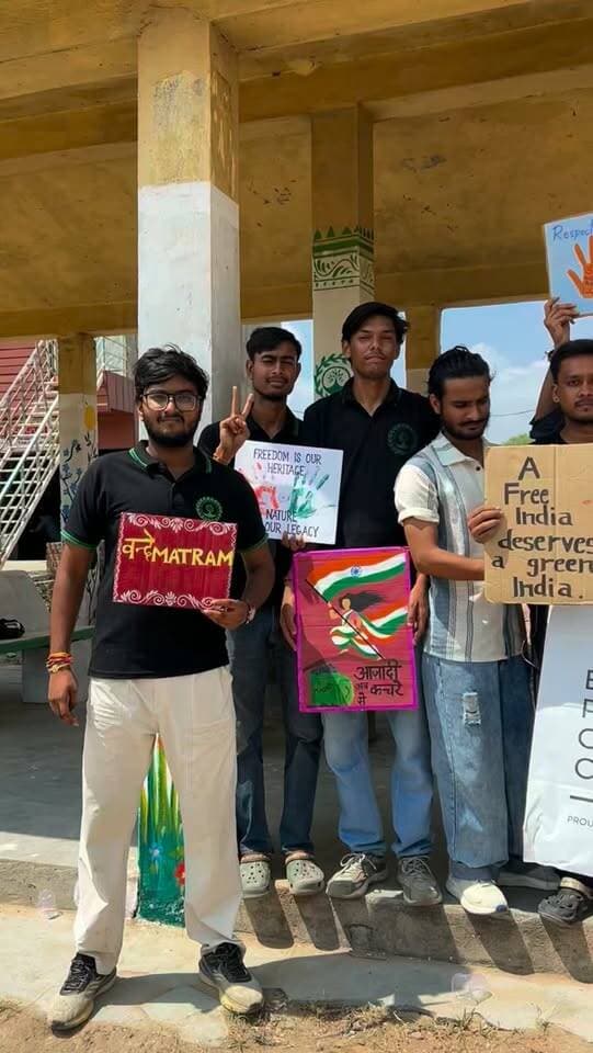वृक्षित फाउंडेशन के स्वयंसेवकों ने बदली पुराने बस स्टैंड की तस्वीर, उपेक्षित स्थल को दिया नया रूप
उरई। शहर के राठ रोड पर स्थित लंबे समय से उपेक्षित एवं परित्यक्त सार्वजनिक बस स्टैंड की तस्वीर अब बदल गई है। वृक्षित फाउंडेशन, उरई के स्वयंसेवकों ने सामूहिक प्रयास से इस बदहाल परिसर को साफ-सुथरा कर एक सुंदर और आकर्षक स्थल में तब्दील कर दिया।
अभियान के दौरान स्वयंसेवकों ने सबसे पहले पूरे परिसर में स्वच्छता अभियान चलाया और वहां जमा कूड़े-कचरे एवं गंदगी को हटाया। इसके बाद परिसर की दीवारों पर व्हाइट वॉश कराया गया, जिससे वर्षों से बदहाल दिखाई दे रहा स्थान एक नए रूप में नजर आने लगा।
इसके बाद फाउंडेशन के स्वयंसेवकों ने अपनी रचनात्मक कला और पेंटिंग के माध्यम से दीवारों को खूबसूरती से सजाया। आकर्षक चित्रों और रंगों से सजी दीवारों ने पूरे परिसर का स्वरूप बदल दिया। अब यह स्थान पहले की तुलना में अधिक स्वच्छ, सुंदर और जीवंत दिखाई दे रहा है।
इस पहल के संबंध में वृक्षित फाउंडेशन, उरई के अध्यक्ष हर्ष शर्मा ने कहा कि सार्वजनिक स्थानों को स्वच्छ और सुंदर बनाए रखना केवल प्रशासन की जिम्मेदारी नहीं, बल्कि प्रत्येक नागरिक की भी जिम्मेदारी है। समाज के लोग यदि सामूहिक रूप से आगे आएं, तो शहर के उपेक्षित स्थानों में भी सकारात्मक बदलाव लाया जा सकता है।
वृक्षित फाउंडेशन द्वारा चलाए जा रहे इस अभियान का उद्देश्य “Clean Orai, Green Orai” के संदेश को जन-जन तक पहुंचाना और नागरिकों को स्वच्छता, सौंदर्यीकरण एवं सामाजिक जिम्मेदारी के प्रति जागरूक करना है।
फाउंडेशन के स्वयंसेवकों की इस पहल से राठ रोड स्थित पुराने सार्वजनिक बस स्टैंड को एक नई पहचान मिली है। यह प्रयास शहरवासियों के लिए सामुदायिक सहभागिता और सकारात्मक बदलाव की प्रेरणादायक मिसाल बनकर सामने आया है।