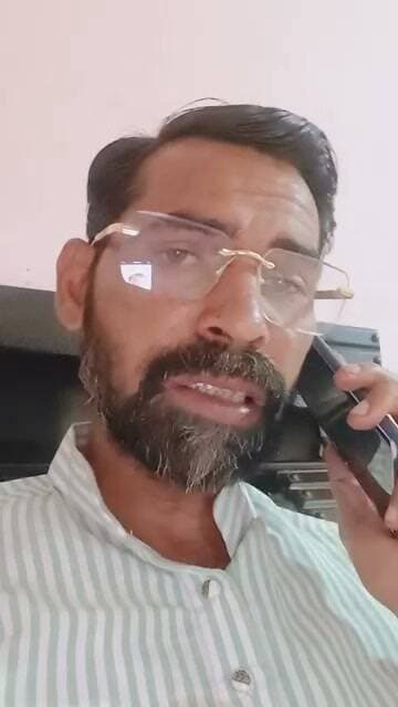 आशीर्वाद का दीया’ पर सियासी तंज! सांसद जनार्दन मिश्रा के पुराने बयान को लेकर सीधी से रामचरण सोनी का वीडियो वायरल
सांसद ने कहा था—‘शुद्ध तेल तोहरे बाप के इहां से आई’; अब रामचरण सोनी बोले—‘तेल हमार बाप नहीं देत आही’ 😀
सीधी/रीवा। प्रधानमंत्री नरेंद्र मोदी के जन्मदिन 17 सितंबर के अवसर पर भाजपा की ओर से ‘आशीर्वाद का दीया’ अभियान चलाया जा रहा है। भाजपा ने लोगों से 17 सितंबर की शाम 6 बजे से 7 बजे तक अपने-अपने घरों में ‘आशीर्वाद का दीया’ जलाने की अपील की है। सांसद जनार्दन मिश्रा ने भी लोगों से प्रधानमंत्री के जन्मदिन पर दीप जलाने का आह्वान किया है।
इस अपील के बीच सोशल मीडिया पर राजनीतिक तंज का दौर भी देखने को मिल रहा है। सीधी के रामचरण सोनी ने सोशल मीडिया पर एक वीडियो साझा करते हुए सांसद जनार्दन मिश्रा के पुराने बयान को लेकर व्यंग्य किया है। वीडियो में रामचरण सोनी की ओर से कहा गया— “तेल हमार बाप नहीं देत आही।” वीडियो के साथ इमोजी के जरिए भी व्यंग्यात्मक अंदाज नजर आ रहा है।
रामचरण सोनी की यह टिप्पणी सांसद जनार्दन मिश्रा के अगस्त 2026 में इथेनॉल मिश्रित पेट्रोल और शुद्ध पेट्रोल को लेकर दिए गए कथित बयान की पृष्ठभूमि में सामने आई है। उस दौरान सांसद के बयान का वीडियो सोशल मीडिया पर चर्चा में आया था, जिसमें शुद्ध पेट्रोल को लेकर उनकी टिप्पणी को लेकर प्रतिक्रियाएं सामने आई थीं।
अब प्रधानमंत्री नरेंद्र मोदी के जन्मदिन पर ‘आशीर्वाद का दीया’ जलाने की अपील के बाद कुछ सोशल मीडिया यूजर्स पुराने बयान को संदर्भ बनाकर तंज कस रहे हैं। इसी क्रम में “तेल केकर बाप देई” जैसी टिप्पणियां भी सोशल मीडिया पर दिखाई दे रही हैं।
मामला अब राजनीतिक बयान से आगे बढ़कर सोशल मीडिया की बहस का विषय बनता नजर आ रहा है, जहां पुराने बयान और वर्तमान ‘आशीर्वाद का दीया’ अभियान को जोड़कर अलग-अलग यूजर्स अपने-अपने अंदाज में प्रतिक्रियाएं दे रहे हैं।
हालांकि, रामचरण सोनी का वीडियो और सोशल मीडिया पर की जा रही टिप्पणियां संबंधित यूजर्स की प्रतिक्रियाएं हैं। इन्हें सांसद जनार्दन मिश्रा या भाजपा की आधिकारिक प्रतिक्रिया नहीं माना जा सकता।