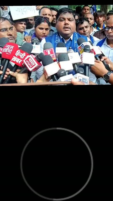 🚨 ब्रेकिंग उन्नाव 🚨
चार सूत्रीय मांगों को लेकर आजाद समाज पार्टी का प्रदर्शन, सिटी मजिस्ट्रेट को सौंपा ज्ञापन
उन्नाव। जनहित, सामाजिक न्याय और कानून-व्यवस्था से जुड़े चार प्रमुख मुद्दों को लेकर आजाद समाज पार्टी कांशीराम के कार्यकर्ताओं ने उन्नाव में राष्ट्रपति के नाम जिलाधिकारी के माध्यम से सिटी मजिस्ट्रेट को ज्ञापन सौंपा।
ज्ञापन में गोण्डा और अयोध्या में हुई हत्याओं के मामलों की निष्पक्ष एवं उच्चस्तरीय जांच कराने तथा दोषियों के खिलाफ कार्रवाई की मांग उठाई गई। साथ ही पार्टी के राष्ट्रीय अध्यक्ष एवं नगीना सांसद चन्द्रशेखर आजाद के काफिले पर 13 सितंबर को बाराबंकी के रामनगर थाना क्षेत्र के बुढ़वल में कथित पथराव और हमले के मामले को भी प्रमुखता से उठाया गया।
पार्टी ने मामले की जांच के दौरान सीसीटीवी फुटेज और इलेक्ट्रॉनिक साक्ष्यों को सुरक्षित रखने, मौके पर तैनात पुलिस अधिकारियों की भूमिका की जांच करने तथा लापरवाही पाए जाने पर कार�