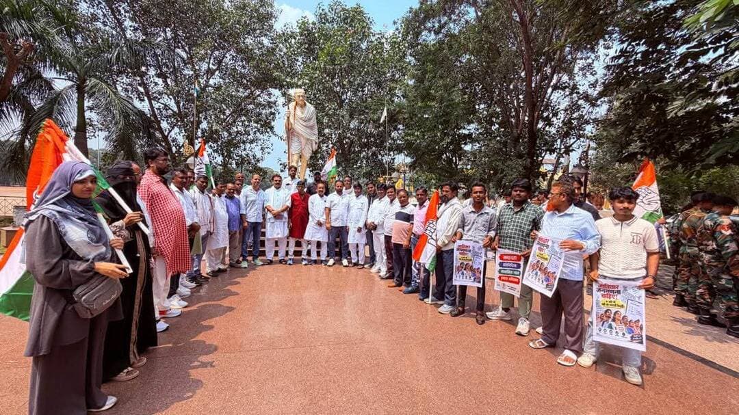 जाति जनगणना में OBC के पृथक कॉलम शामिल करने मांग को लेकर कांग्रेस का पैदल मार्च कर निकला O.B.C हुंकार रैली , धनबाद से धनबाद जिला कांग्रेस कमेटी O.B.C विभाग के जिला अध्यक्ष आसिफ राजा साहब के नेतृत्व में सैकड़ों कांग्रेसजन हुए शामिल
सामाजिक न्याय एवं समान अवसर की मांग को लेकर कांग्रेस पार्टी द्वारा बुधवार को रांची के मोराबादी बापू वाटिका से लोक भवन तक पैदल मार्च का आयोजन किया गया। जाति जनगणना में OBC वर्ग की जनसंख्या का स्पष्ट एवं पृथक आंकड़ा सुनिश्चित करने के उद्देश्य से जाति जनगणना के कॉलम में ओ.बी.सी कॉलम जोड़ने की मांग को लेकर आयोजित इस मार्च में झारखंड प्रदेश कांग्रेस कमेटी के अध्यक्ष श्री केशव महतो कमलेश सहित प्रदेश के मंत्रीगण, पूर्व मंत्रीगण, विधायकगण, वरिष्ठ नेतागण, विभिन्न प्रकोष्ठों के अध्यक्ष एवं बड़ी संख्या में कांग्रेसजन शामिल हुए।
रैली को संबोधित करते हुए झारखंड प्रदेश कांग्रेस कमेटी के अध्यक्ष केशव महतो कमलेश ने कहा कि सामाजिक न्याय को मजबूत करने तथा नीतिगत निर्णयों में सभी वर्गों की समुचित भागीदारी सुनिश्चित करने के लिए OBC वर्ग की वास्तविक जनसंख्या का सटीक आंकड़ा अत्यंत आवश्यक है।
आगामी जनगणना में OBC वर्ग के लिए पृथक कॉलम शामिल किया जाना चाहिए, ताकि देश एवं राज्य में सामाजिक-आर्थिक नीतियों और कल्याणकारी योजनाओं के निर्माण में वास्तविक आंकड़ों का उपयोग किया जा सके। सही जनसंख्या आंकड़ा सामाजिक न्याय, समान अवसर और समावेशी विकास की दिशा में महत्वपूर्ण आधार बनेगा।
इस O.B.C हुंकार रैली धनबाद से धनबाद जिला कांग्रेस कमेटी OBC विभाग के जिलाध्यक्ष आसिफ राजा के नेतृत्व में कांग्रेसजन रांची पहुंचे और पैदल मार्च में मदन महतो शमशेर आलम राशिद राजा अंसारी मनोज यादव जहीर अंसारी इरफान खान चौधरी राजू नोनिया रमेश राय गणपत महतो अनवर आलम अरविंद सैनी सरफुद्दीन अंसारी वीरेंद्र गुप्ता हलीम अंसारी अखिलेश चौधरी जफर आलम इलियास हुसैन इम्तियाज अंसारी, लाली महतो , मोहम्मद इकराम उर्फ मुखिया सहित सैकड़ो कांग्रेस नेताओं ने उत्साहपूर्वक भाग लिया।