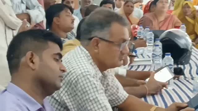 मोरवा प्रखंड के हरपुर भिंडी पंचायत में सहयोग शिविर के दौरान सभी पदाधिकारी जन समस्या सुनने में लगे हुए थे और मोरवा प्रखंड के सहकारिता पदाधिकारी रवि रंजन कुमार सहयोग शिविर में नींद की झपकी यानी सोते हुए नजर आए। #samastipur #bihar #viral #trendingreels #trendingnow