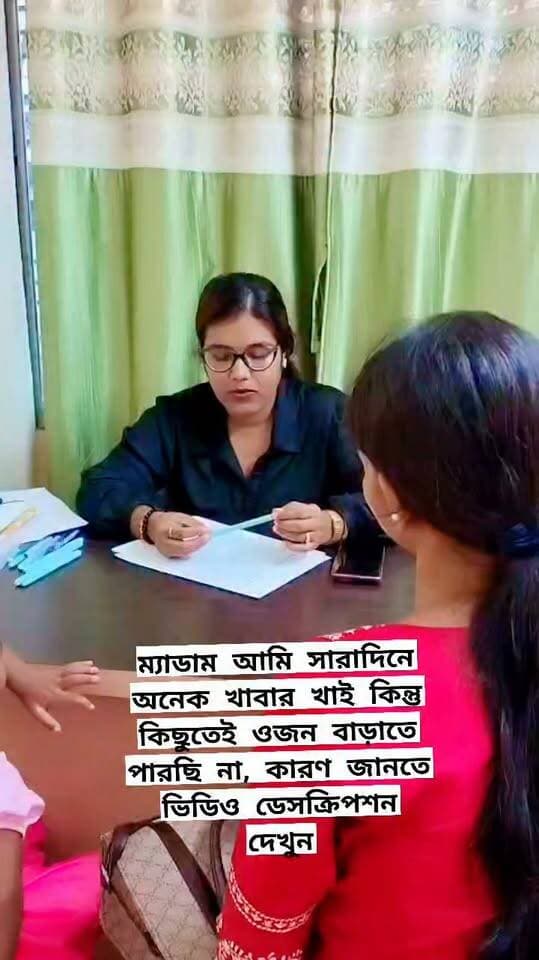 👉সারাদিনে প্রচুর খাবার খাচ্ছি তবুও ওজন বাড়ছে না, শুধু খাবারের পরিমাণ দেখলেই আসল কারণ বোঝা যায় না। কয়েকটি সম্ভাব্য কারণ হলো,,,,,,,
✅মোট ক্যালোরি চাহিদার তুলনায় খাবার কম বারবার খাওয়া হলেও খাবারগুলো কম ক্যালোরির হতে পারে।
✅প্রোটিন ও স্বাস্থ্যকর ফ্যাট কম ওজন ও muscle mass বাড়াতে শুধু বেশি খাওয়া নয়, balanced nutrition দরকার।
✅হজম/শোষণের সমস্যা দীর্ঘদিনের ডায়রিয়া, পেটের সমস্যা, bloating বা malabsorption থাকলে পুষ্টি ঠিকমতো শোষিত নাও হতে পারে।
✅অতিরিক্ত physical activity বা high metabolism শরীর যত শক্তি খরচ করছে, তার তুলনায় intake কম হতে পারে।
✅থাইরয়েডসহ কিছু medical condition বিশেষ করে ক্ষুধা থাকা সত্ত্বেও ওজন কমতে থাকলে চিকিৎসকের মূল্যায়ন জরুরি।
✅খাবারের timing ও composition অনেকবার খাওয়া মানেই পর্যাপ্ত nutrition পাওয়া নয়।
💚আশা করছি আপনারা বিস্তারিত ব্যাপারটা বুঝতে পেরেছেন। এরকম নিত্য নতুন স্বাস্থ্য সংক্রান্ত ইনফরমেশন পেতে অবশ্যই পোস্টগুলোকে শেয়ার করে দেবেন,,,,
#LifestyleModification #NutritionAwareness #HealthAwareness #DietitianChandrima