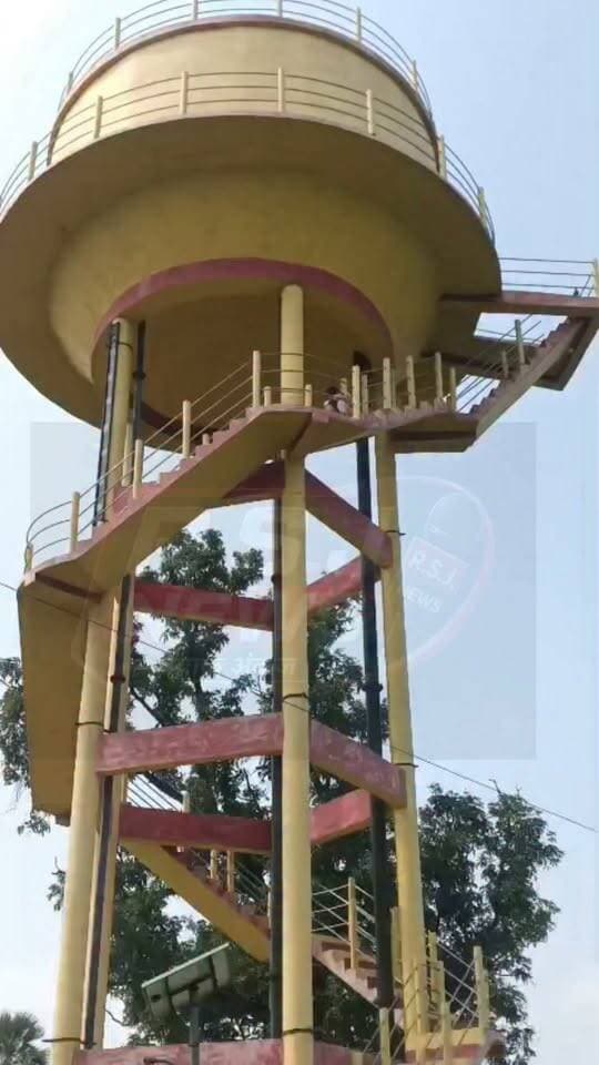 पानी की टंकी पर चढ़ी युवती, मौके पर जुटी ग्रामीणों की भीड़
हलधरपुर थाना क्षेत्र के छतरपुर गांव का मामला, युवती को नीचे उतारने के प्रयास में जुटे लोग...