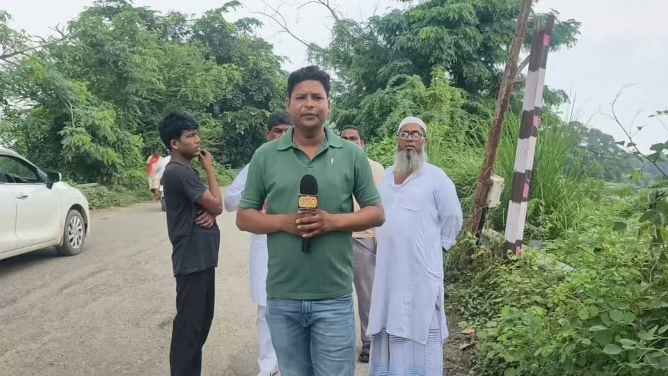 जर्जर पुल पर भारी वाहनों की रोक के लिए लगा था बैरियर, टूटते ही फिर शुरू हुआ आवागमन, मऊ में लोगों को सता रहा हादसे का डर
https://hindi.news18.com/news/uttar-pradesh/mau-muhammadabad-gohna-ghosi-tamsa-river-damaged-bridge-heavy-vehicles-barrier-broken-local18-10840280.html?utm_source=copy_share&utm_medium=clipboard&utm_campaign=clipnshare