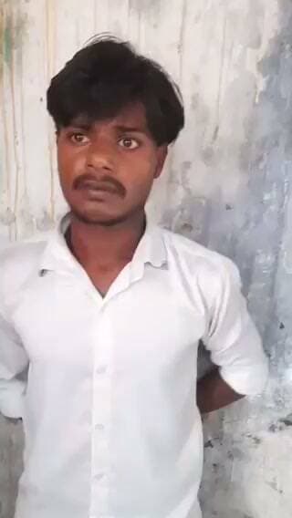 5 बच्चों की सास का 20 साल छोटे दामाद से कथित संबंध, पंचायत भी नहीं करा सकी समझौता
रातभर चली पंचायत, दोनों ने साथ रहने की जताई इच्छा, गांव में बना चर्चा का विषय
पारिवारिक रिश्तों से जुड़े विवाद ने खींचा लोगों का ध्यान, आधिकारिक पुष्टि का इंतजार
✒️ रिपोर्ट: यूपी हेड नागेंद्र पांडेय
मैनपुरी (उत्तर प्रदेश)। उत्तर प्रदेश के मैनपुरी जनपद से पारिवारिक रिश्तों से जुड़ा एक मामला इन दिनों चर्चा का विषय बना हुआ है। स्थानीय स्तर पर सामने आई जानकारी और सोशल मीडिया पर प्रसारित दावों के अनुसार, पांच बच्चों की सास और उससे करीब 20 वर्ष छोटे दामाद के बीच कथित संबंधों को लेकर परिवार और गांव में विवाद की स्थिति उत्पन्न हो गई। बताया जा रहा है कि मामले को सुलझाने के लिए देर रात तक पंचायत चली, लेकिन कोई सर्वसम्मति नहीं बन सकी।
स्थानीय लोगों के अनुसार, पंचायत के दौरान दोनों पक्षों को समझाने का प्रयास किया गया, लेकिन कथित तौर पर दोनों ने साथ रहने की इच्छा जताई। इसके बाद मामला पूरे क्षेत्र में चर्चा का विषय बन गया। हालांकि यह स्पष्ट नहीं है कि इस मामले में किसी पक्ष ने पुलिस में शिकायत दर्ज कराई है या नहीं।
ग्रामीणों का कहना है कि पंचायत का उद्देश्य परिवार में समझौता कराना और सामाजिक विवाद को शांतिपूर्ण तरीके से सुलझाना था, लेकिन प्रयास सफल नहीं हो सके। इसके बाद लोगों के बीच इस मामले को लेकर तरह-तरह की चर्चाएं शुरू हो गईं।
अब तक प्रशासन या पुलिस की ओर से इस मामले पर कोई विस्तृत आधिकारिक बयान सामने नहीं आया है। यदि दोनों संबंधित व्यक्ति बालिग हैं और अपनी स्वतंत्र इच्छा से कोई निर्णय लेते हैं, तो उससे जुड़े कानूनी और सामाजिक पहलुओं का निर्धारण कानून एवं सक्षम प्राधिकारी की प्रक्रिया के अनुसार ही होगा।
ऐसे मामलों में सोशल मीडिया पर तेजी से फैल रही सूचनाओं के बीच तथ्यों का सत्यापन बेहद आवश्यक है। किसी भी व्यक्ति की प्रतिष्ठा, निजता और अधिकारों को ध्यान में रखते हुए केवल प्रमाणित जानकारी पर ही भरोसा किया जाना चाहिए।
समाज में पारिवारिक विवादों का समाधान संवाद, आपसी समझ और कानून के दायरे में रहकर किया जाना चाहिए। बिना सत्यापन के किसी व्यक्ति के बारे में भ्रामक या अपमानजनक सामग्री प्रसारित करना सामाजिक तनाव बढ़ा सकता है और कानूनी विवाद का कारण भी बन सकता है। प्रशासन को भी यदि कोई शिकायत प्राप्त होती है तो निष्पक्ष जांच कर तथ्यों के आधार पर आवश्यक कार्रवाई सुनिश्चित करनी चाहिए।
एनडी न्यूज़ की अपील
एनडी न्यूज़ सभी पाठकों और सोशल मीडिया उपयोगकर्ताओं से अपील करता है कि किसी भी वायरल खबर या व्यक्तिगत जीवन से जुड़े संवेदनशील मामले को बिना आधिकारिक पुष्टि के साझा न करें। परिवार और समाज से जुड़े विवादों में संयम, संवेदनशीलता और सत्यापित जानकारी का ही पालन करें। यदि किसी को किसी प्रकार की कानूनी या सामाजिक समस्या है तो उसका समाधान संबंधित प्रशासनिक एवं न्यायिक प्रक्रिया के माध्यम से कराया जाए।
👇👇
#NDNews #दैनिक_निष्पक्ष_धारा #Mainpuri #UttarPradesh #UPPolice #MainpuriPolice #SocialNews #FamilyDispute #ViralNews #WomenSafety #LawAndOrder #UPGovt
👇👇👇
@dgpup
@RSSorg
@UPGovt
@RSSgeet
@wpl1090
@Uppolice
@MIB_India
@PMOIndia
@HMOIndia
@VHPDigital
@InfoDeptUP
@myogioffice
@homeupgov
@CMOUP_RC
@CMOfficeUP
@ChiefSecyUP
@ChiefSecyUP
@MahantYogiG
@UpPolicemitra
@BajrangDalOrg
@UPPViralCheck
@rashtrapatibhvn
@112UttarPradesh
@UPMahilakalyan
@myogiadityanath
@MainpuriPolice
@UPMahilaKalyan
👇👇
डिस्क्लेमर: यह समाचार स्थानीय स्तर पर प्राप्त सूचनाओं, सोशल मीडिया पर प्रसारित दावों एवं उपलब्ध जानकारियों के आधार पर तैयार किया गया है। एनडी न्यूज़ इस मामले में किए गए सभी दावों की स्वतंत्र पुष्टि नहीं करता। किसी भी व्यक्ति को दोषी ठहराना उद्देश्य नहीं है। पुलिस, प्रशासन अथवा संबंधित पक्षों की आधिकारिक पुष्टि प्राप्त होने पर समाचार को आवश्यकतानुसार अपडेट किया जाएगा।
👇👇👇
🟥 ND NEWS | दैनिक निष्पक्ष धारा
मुख्य संपादक / संस्थापक: राजन सिंह हाड़ा
सह-संपादक: शालिनी सिंह भदौरिया
✒️ रिपोर्ट : यूपी हेड
📍 कार्यालय-3: U158, हीरा स्वीट्स के पास, विकास मार्ग, लक्ष्मी नगर, पूर्वी दिल्ली – 110092 (NCR)
📍 कार्यालय-2: विधानसभा रोड, बर्लिंगटन चौराहा, लखनऊ – 226001 (उत्तर प्रदेश)
📍 कार्यालय-1: 1/1 अटल बिहारी चौराहा, नियर बर्मा चौराहा, फतेहपुर – 212601 (उत्तर प्रदेश)
📅 दिनांक: 17 सितंबर 2026
📆 दिन: गुरुवार
📧 Email: ndnewschannel@gmail.com
📞 मोबाइल: 9696119696
