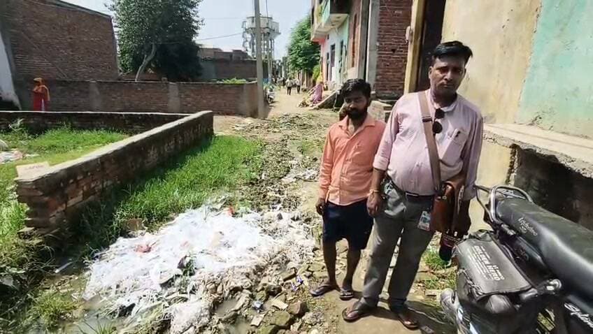 फिरोजाबाद के बंबा बाईपास पर महिलाओं का बड़ा प्रदर्शन: बदहाल सड़क और जलभराव के खिलाफ लगाया चक्काजाम!
फिरोजाबाद: नगर निगम क्षेत्र के वार्ड नंबर 29 में आखिर जनता के सब्र का बांध टूट ही गया। बघेल कॉलोनी और प्रकाश नगर में लंबे समय से गली निर्माण न होने और जलभराव की गंभीर समस्या से परेशान महिलाओं ने गुरुवार को बंबा बाईपास पर उतरकर जोरदार प्रदर्शन किया और मुख्य मार्ग को पूरी तरह जाम कर दिया। महिलाओं के सड़क पर धरना देते ही दोनों ओर वाहनों की लंबी कतारें लग गईं और आवागमन पूरी तरह ठप्प हो गया।
प्रदर्शन कर रही महिलाओं का सीधा आरोप है कि नगर निगम उनके क्षेत्र के साथ सौतेला व्यवहार कर रहा है। बघेल कॉलोनी और प्रकाश नगर की जो गलियां निर्माण के लिए प्रस्तावित थीं, उन्हें छोड़कर दूसरी जगहों पर काम कराया जा रहा है। बारिश में जलभराव और गहरे गड्ढों के कारण आए दिन लोग चोटिल हो रहे हैं। अधिकारियों और जनप्रतिनिधियों के चक्कर काटकर थक चुकीं महिलाओं ने जब कोई सुनवाई नहीं देखी, तो मजबूरन सड़क पर उतरना पड़ा।
बाईपास जाम होने की सूचना मिलते ही पुलिस-प्रशासन में हड़कंप मच गया। सीओ नगर संतोष कुमार सिंह, थाना उत्तर प्रभारी और ककरऊ कोठी चौकी इंचार्ज पुलिस बल के साथ मौके पर पहुंचे। अधिकारियों ने आक्रोशित महिलाओं को समझा-बुझाकर उनकी समस्याएं सुनीं और जल्द से जल्द निर्माण कार्य शुरू कराने तथा जलभराव का स्थायी समाधान निकालने का आश्वासन दिया। अधिकारियों के ठोस भरोसे के बाद महिलाओं ने जाम खोला, जिसके बाद पुलिस ने यातायात सुचारु कराया।
🗣️ आपकी क्या राय है?
क्या आपके इलाके में भी नगर निगम की यही स्थिति है? अपनी राय कमेंट में जरूर लिखें और इस खबर को ज्यादा से ज्यादा शेयर करें ताकि सोए हुए प्रशासन तक जनता का दर्द पहुंचे!
👉 अपने शहर की हर छोटी-बड़ी खबर और ग्राउंड रिपोर्ट के लिए हमारे पेज को तुरंत Follow करें।
......
#Firozabad #FirozabadNews #NagarNigamFirozabad #UPNews #PublicProtest #FirozabadPolice #ViralNews #GroundReport #PublicIssue #FirozabadUpdates