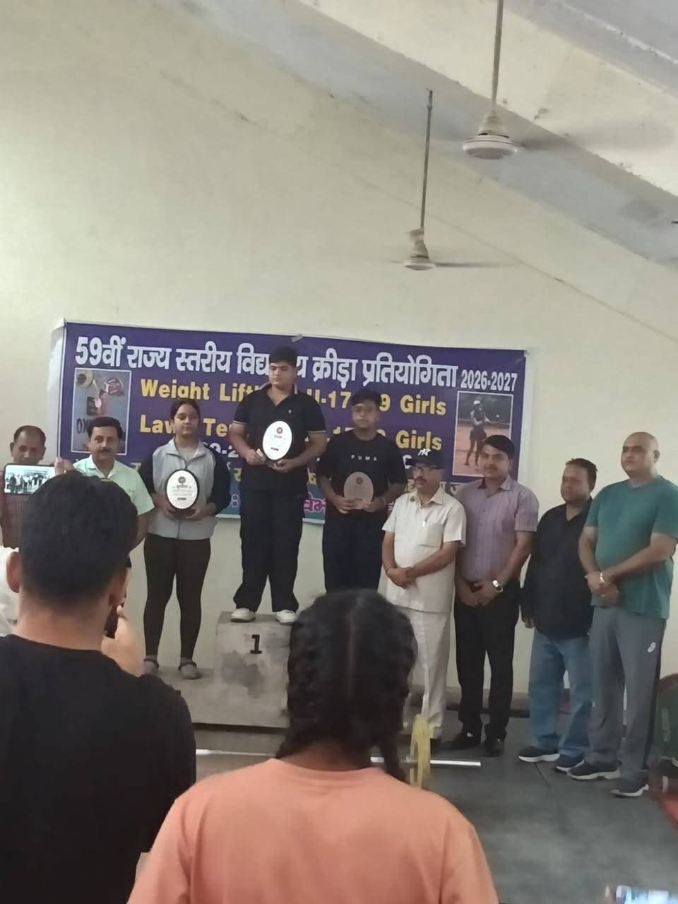 *राज्य स्तरीय वेटलिफ्टिंग प्रतियोगिता में छात्रा अनाया कौशिक ने जीता रजत पदक*
बूड़िया, 16 सितंबर 2026।
श्री गोबिंद राम आर्य वरिष्ठ माध्यमिक विद्यालय बूड़िया की होनहार छात्रा अनाया कौशिक ने राज्य स्तरीय वेटलिफ्टिंग प्रतियोगिता में शानदार प्रदर्शन करते हुए रजत पदक प्राप्त कर विद्यालय एवं यमुनानगर जिले का नाम रोशन किया।
दिनांक 13 सितंबर 2026, रविवार को आयोजित राज्य स्तरीय प्रतियोगिता में छात्रा अनाया कौशिक ने अंडर-17 वर्ग में यमुनानगर जिले का प्रतिनिधित्व किया और अपने उत्कृष्ट प्रदर्शन के बल पर रजत पदक हासिल किया।
छात्रा की इस उपलब्धि पर *विद्यालय के प्रधानाचार्य सोनू शर्मा तथा प्रबंधन समिति के पदाधिकारी भूषण जैन, राजेंद्र सिंह, संजय गुप्ता, रविकांत सैनी आदि ने छात्रा को हार्दिक बधाई एवं शुभकामनाएं दीं। विद्यालय के पूर्व छात्र डॉ. रविश चौहान ने भी अनाया कौशिक की इस उपलब्धि पर उसका हर्षवर्धन करते हुए उज्ज्वल भविष्य की कामना की।*
प्रधानाचार्य सोनू शर्मा ने बताया की विद्यार्थियों की खेल प्रतिभा को प्रोत्साहित करना विद्यालय की प्राथमिकताओं में शामिल है। अनाया की यह उपलब्धि अन्य विद्यार्थियों के लिए भी प्रेरणादायक है।
इस अवसर पर छात्रा की सफलता में महत्वपूर्ण भूमिका निभाने वाले कोच अंशुल मित्तल को विद्यालय परिवार की ओर से हार्दिक शुभकामनाएं एवं बधाई दी गई।
विद्यालय परिवार ने छात्रा अनाया कौशिक के उज्ज्वल भविष्य की कामना करते हुए विश्वास व्यक्त किया कि वह भविष्य में भी इसी प्रकार उत्कृष्ट प्रदर्शन कर विद्यालय एवं जिले का गौरव बढ़ाती रहेगी।