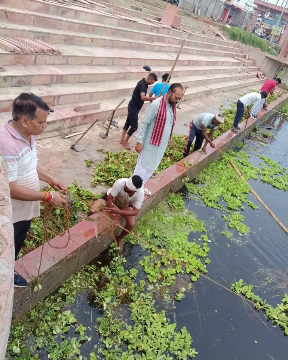 #Balrampur ! झारखंडी सरोवर में गूंजा स्वच्छता का संदेश, 'स्वच्छता ही सेवा 2026' के तहत अधिकारियों व कर्मियों ने किया महाश्रमदान...
#बलरामपुर। राष्ट्रपिता महात्मा गांधी की जयंती 2 अक्टूबर तक चलने वाले 'स्वच्छता ही सेवा 2026' अभियान के तहत आदर्श नगरपालिका परिषद बलरामपुर ने ऐतिहासिक झारखंडी सरोवर में विशेष सफाई अभियान चलाया। इस दौरान अधिकारियों, कर्मचारियों और सफाई कर्मियों ने सरोवर परिसर की सफाई कर महाश्रमदान किया।
सरोवर परिसर में बिखरे कूड़े-कचरे और अपशिष्ट को एकत्र कर निस्तारण के लिए निर्धारित स्थल पर भेजा गया। कार्यक्रम में पहुंचे अध्यक्ष प्रतिनिधि डीपी सिंह बैस ने नागरिकों को जागरूक करते हुए कहा, "स्वच्छता केवल नगर पालिका की जिम्मेदारी नहीं, बल्कि हर नागरिक का सामूहिक दायित्व है। जलस्रोतों और सार्वजनिक स्थलों को स्वच्छ रखने में जनभागीदारी सबसे जरूरी है।" उन्होंने सभी से कूड़ा केवल डस्टबिन में डालने की अपील की।
नगर पालिका अधिकारियों ने बताया कि प्रधानमंत्री के जन्मदिवस से 2 अक्टूबर तक आयोजित इस पखवाड़े का मुख्य उद्देश्य स्वच्छता को जनआंदोलन बनाना है। इस अवसर पर अधिशासी अधिकारी लालचंद मौर्या, कर निरीक्षक राजेश कुमार, जेई अविनाश यादव, जेई धर्मेंद्र गौड़ और सफाई निरीक्षक दिवाकर पांडेय सहित पालिका स्टाफ मौजूद रहा।
#balrampur #Balrampur