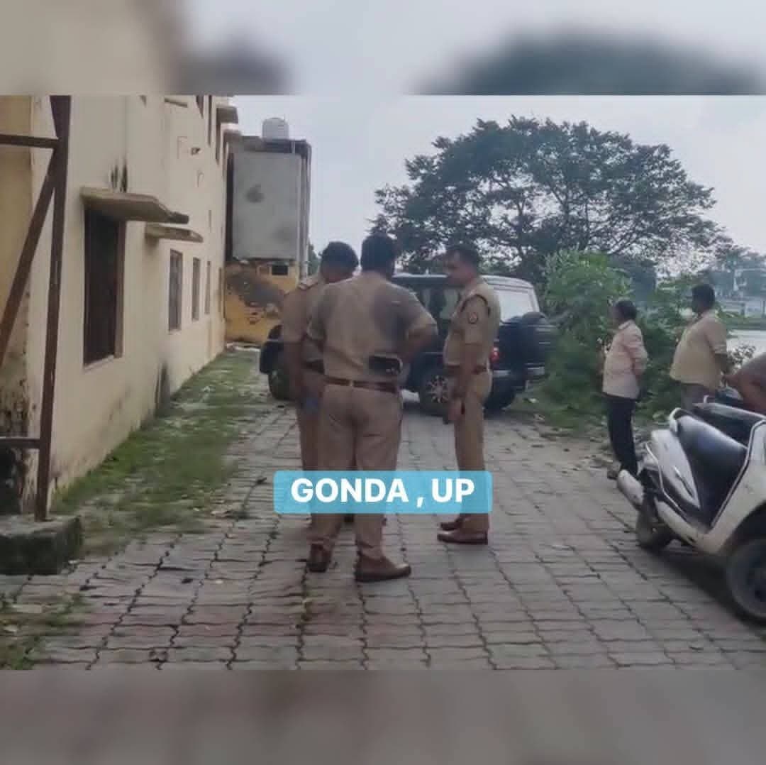 🚨 गोंडा में मां की डांट के बाद घर से निकली 19 वर्षीय युवती, 500 मीटर दूर तालाब में मिला शव; पोस्टमार्टम में डूबने की पुष्टि
#गोंडा के नगर कोतवाली क्षेत्र में सागर तालाब में 14 सितंबर को मिले 19 वर्षीय रितिका दुबे के शव की पोस्टमार्टम रिपोर्ट में मौत की वजह डूबना बताई गई है। बुधवार सुबह करीब 11 बजे आई रिपोर्ट में इसकी पुष्टि हुई।
पुलिस की शुरुआती जांच में सामने आया है कि घटना से पहले किसी बात को लेकर रितिका की मां ने उसे डांटा था। इसके बाद वह नाराज होकर विष्णुपुरी कॉलोनी स्थित घर से अकेले पैदल निकल गई और करीब 500 मीटर दूर सागर तालाब पहुंची।
तालाब में मिला था शव
नगर कोतवाली पुलिस के मुताबिक, रविवार को मां की डांट के बाद रितिका काफी परेशान थी। रात में वह घर से अकेले निकल गई। परिवार को उस समय उसके तालाब की ओर जाने की जानकारी नहीं थी।
अगले दिन सोमवार 14 सितंबर को दोपहर करीब 2 बजे सागर तालाब में उसका शव उतराता हुआ मिला। सूचना पर पुलिस मौके पर पहुंची और शव को कब्जे में लेकर पोस्टमार्टम कराया।
CCTV में अकेले जाती दिखाई दी
पोस्टमार्टम रिपोर्ट आने के बाद पुलिस ने तालाब और आसपास के इलाके में लगे CCTV कैमरों की फुटेज खंगाली। फुटेज में रितिका अकेले और परेशान हालत में तेजी से तालाब की ओर जाती हुई दिखाई दी।
फुटेज में उसके साथ कोई दूसरा व्यक्ति नजर नहीं आया। इसके बाद पुलिस ने विष्णुपुरी कॉलोनी स्थित उसके घर पहुंचकर परिजनों से पूछताछ की।
पुलिस सभी पहलुओं की कर रही जांच
नगर कोतवाल बिंदेश्वरी मणि त्रिपाठी ने बताया कि पोस्टमार्टम में रितिका की मौत डूबने से होने की पुष्टि हुई है। शुरुआती जांच में मां की डांट के बाद उसके घर से निकलने और अकेले तालाब तक पहुंचने की बात सामने आई है।
पुलिस के मुताबिक पूछताछ के दौरान रितिका की मां रो रही थीं और घटना को लेकर स्पष्ट जानकारी नहीं दे पा रही थीं। पुलिस का कहना है कि मामले के सभी पहलुओं की गंभीरता से जांच की जा रही है।
#Gonda #gonda
