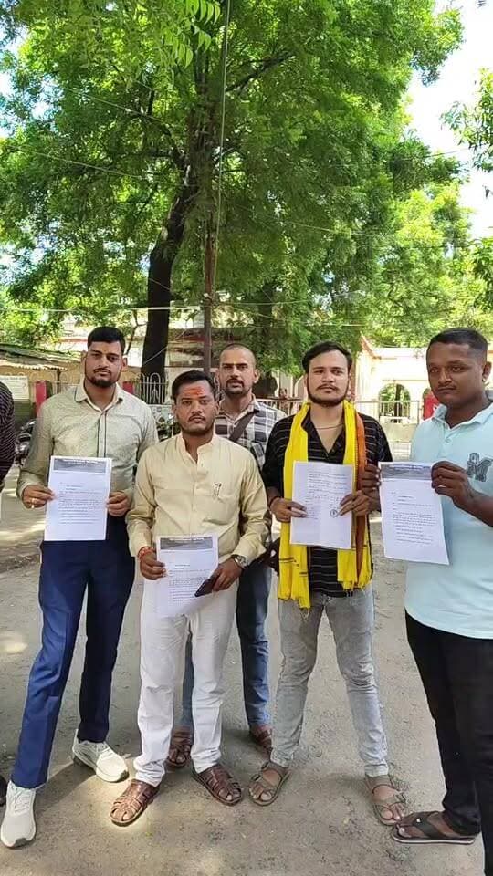 मिर्जापुर के सड़को को गड्ढा मुक्त कराने को लेकर जिलाधिकारी कार्यालय पर प्रदर्शन करते मानवाधिकार परिषद के कार्यकर्ता,,,,,,