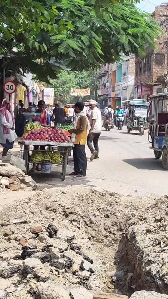 अमृत योजना के द्वारा शहर के सबसे व्यस्त क्षेत्र अस्पताल कचहरी रोड़ को खोदकर छोड़ दिया,,,,,,