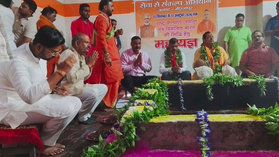 विंध्याचल मंदिर में राष्ट्र कल्याण के लिए महायज्ञ
मिर्जापुर। विंध्याचल धाम स्थित मां विंध्यवासिनी मंदिर में सेवा संकल्प अभियान के शुभारंभ अवसर पर राष्ट्र कल्याण, शांति एवं विकसित भारत की सिद्धि के लिए महायज्ञ का आयोजन किया गया।
महायज्ञ में नगर विधायक रत्नाकर मिश्र, मंडलायुक्त राजेश प्रकाश, जिलाधिकारी पवन कुमार गंगवार, नगर मजिस्ट्रेट अविनाश सिंह सहित अन्य गणमान्य लोगों ने विधि-विधान से आहुति दी। इस दौरान देश-प्रदेश की सुख-शांति, समृद्धि एवं जनकल्याण की कामना की गई।
#मिर्जापुर #विंध्याचल #मां_विंध्यवासिनी #विंध्यवासिनी_धाम #सेवा_संकल्प_अभियान #महायज्ञ #राष्ट्र_कल्याण #शांति #विकसित_भारत #रत्नाकर_मिश्र #राजेश_प्रकाश #पवन_कुमार_गंगवार #अविनाश_सिंह #TodayMirzapurNews