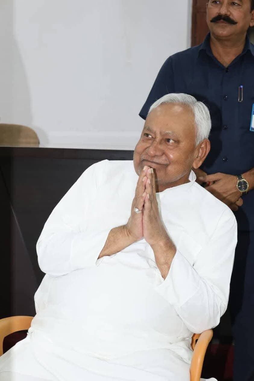 संवाद की निरंतरता… बिहार के विकास के प्रति दृढ़ संकल्प।
जद (यू) के राष्ट्रीय अध्यक्ष, बिहार के पूर्व मुख्यमंत्री एवं माननीय राज्यसभा सांसद श्री Nitish Kumar जी की जनसंवाद की यह कार्यशैली उनके जीवन का अभिन्न हिस्सा रही है।
इसी परंपरा को आगे बढ़ाते हुए उन्होंने आज पटना स्थित 7, सर्कुलर रोड आवास पर पार्टी कार्यकर्ताओं एवं आमजनों से मुलाकात की।
इस दौरान उन्होंने सभी से आत्मीय संवाद किया, उनका कुशल-क्षेम जाना तथा विभिन्न विषयों पर आवश्यक मार्गदर्शन दिया।
इस अवसर पर विधान परिषद में सत्तारूढ़ दल के उपनेता श्री ललन सर्राफ, मुख्य सचेतक श्री संजय कुमार सिंह उर्फ गांधी जी, श्री लोकप्रकाश सिंह सहित कई गणमान्य लोग उपस्थित रहे।
#Bihar #NitishKumar #JDU #JanataDalUnited