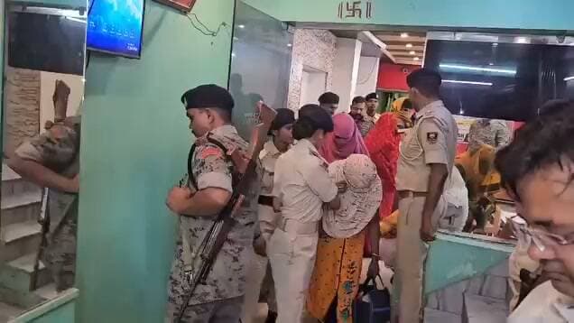 डेहरी के एक होटल में SDM की छापेमारी, मचा हड़कंप!
डेहरी में SDM के नेतृत्व में एक होटल में छापेमारी की गई। कार्रवाई के दौरान 4 महिलाओं समेत कई लोगों को 5 हिरासत में लिए जाने की खबर सामने आई है। बताया जा रहा है कि होटल में रजिस्टर भी मेंटेन नहीं मिला, जिसके बाद प्रशासन ने कार्रवाई की।
फिलहाल पूरे मामले में पुलिस और प्रशासन की जांच जारी है। छापेमारी के पीछे की पूरी वजह और हिरासत में लिए गए लोगों के संबंध में आधिकारिक जानकारी का इंतजार है।
आपके क्षेत्र में भी ऐसे होटल या संदिग्ध गतिविधियां दिखती हैं? अपनी राय कमेंट बॉक्स में बताएं।
#Dehri #Rohtas #SDM #Raid #BiharNews #BreakingNews #HotelRaid #RohtasNews
