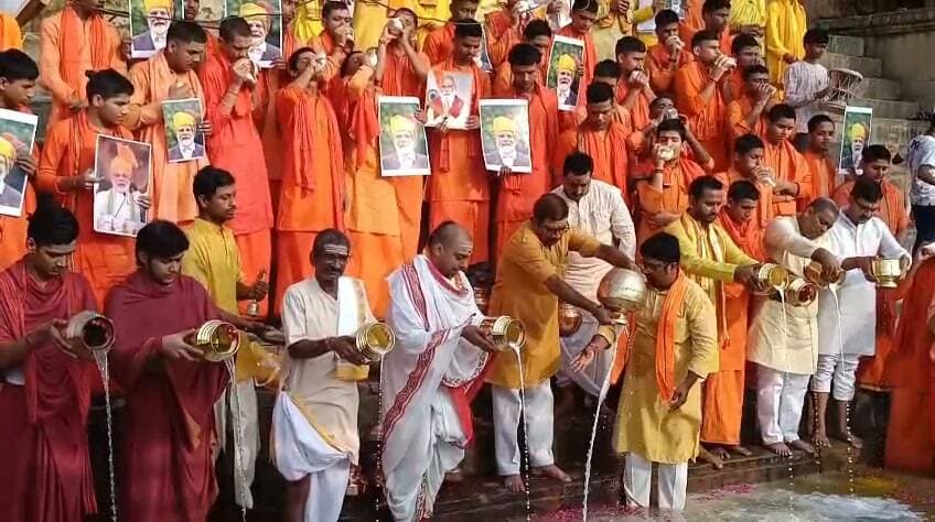 पीएम मोदी के जन्मदिन पर काशी में मां गंगा का दुग्धाभिषेक....
