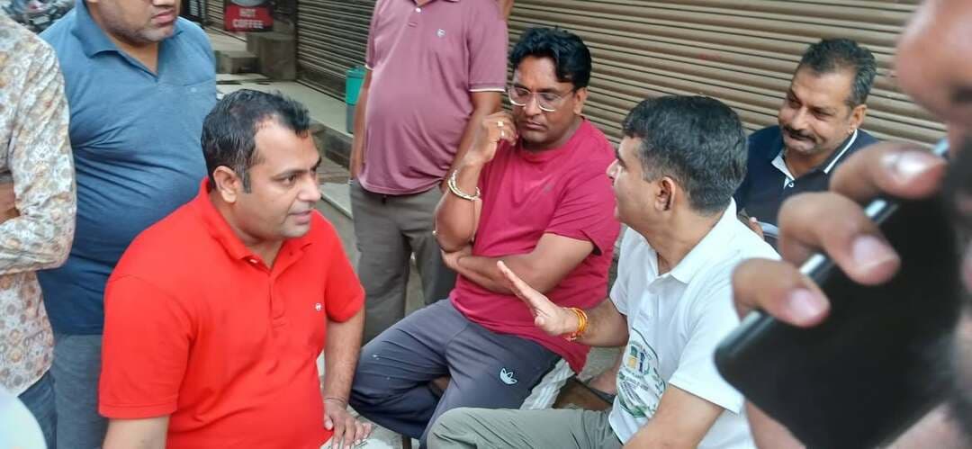 शहर के दौरे पर निकले जिला नगर आयुक्त सुरेंद्र बेनीवाल, विकास कार्यों का ले रहें है जायजा
सिरसा।
जिला नगर आयुक्त सुरेंद्र बेनीवाल ने गुरुवार को सुबह सवेरे सिरसा शहर का दौरा कर विभिन्न विकास एवं सफाई कार्यों का निरीक्षण किया। इस दौरान उन्होंने डाकघर के पास बने डंपिंग प्वाइंट का अवलोकन किया और मौके की स्थिति की जानकारी ली। डाकघर के पास नवनिर्मित शौचालय के निर्माण कार्य का भी जायजा लिया।
चाय पर चर्चा
इसके बाद जिला नगर आयुक्त रोड़ी बाजार स्थित प्रकाश चाय वाले की दुकान पर पहुंचे, जहां नगर परिषद की कार्यकारी अधिकारी सुमन लता, कनिष्ठ अभियंता, सफाई निरीक्षक एवं विभिन्न वार्डों के नगर पार्षदों के साथ चाय पर चर्चा की। इस दौरान रोड़ी बाजार के दुकानदारों एवं शहरवासियों की समस्याएं भी सुनीं और संबंधित अधिकारियों को समस्याओं के समाधान के लिए आवश्यक दिशा-निर्देश दिए।