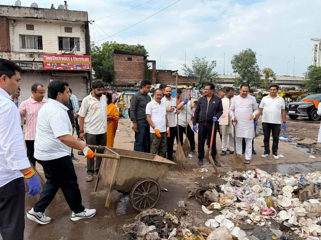 सतना आदरणीय प्रधानमंत्री श्री Narendra Modi जी के जन्मदिन के अवसर पर बस स्टैंड सतना में आयोजित स्वच्छता अभियान में सहभागिता सांसद गणेश सिंह और भाजपा जिला अध्यक्ष भगवती पांडे युवा मोर्चा के जिला अध्यक्ष यश यादव और भाजपा कार्यकर्ता मौजूद रहे