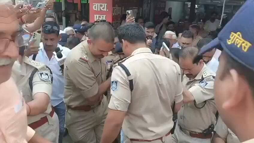 रीवा: सेमरिया विधायक अभय मिश्रा सिरमौर चौराहा से हुए गिरप्तार
सिरमौर चौराहे पर न्याय की आवाज उठाने पहुंचे सेमरिया विधायक अभय मिश्रा को रीवा पुलिस ने गिरफ्तार कर लिया कल्पना मिश्रा के पिता रामशिरोमणि मिश्रा पिछले 15 दिनों से न्याय की मांग को लेकर आमरण अनशन पर बैठे थे। कल पुलिस उन्हें धरना स्थल से अस्पताल ले गई, और अब इसी मामले में विधायक जी भी पुलिस की मेहमाननवाजी में पहुंच गए! अब सवाल ये है कि न्याय की फाइल कब खुलेगी या फिर गिरफ्तारी और अस्पताल के चक्कर में ही मामला चलता रहेगा?
#रीवा #अभय_मिश्रा #कल्पना_मिश्रा #न्याय_की_मांग