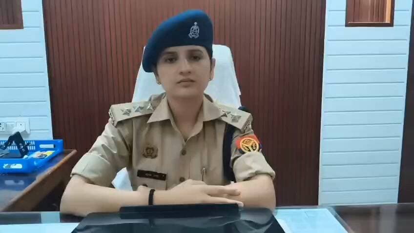 मैलानी पुलिस की मुठभेड़ में गोकशी के मामले में चार आरोपी गिरफ्तार
लखीमपुर खीरी। थाना मैलानी पुलिस ने गोकशी की घटना में शामिल चार वांछित अभियुक्तों को पुलिस मुठभेड़ के दौरान गिरफ्तार किया। पुलिस के मुताबिक कार्रवाई के दौरान एक आरोपी के पैर में गोली लगी, जिसे उपचार के लिए अस्पताल भेजा गया।
क्षेत्राधिकारी गोला श्रीमती महक शर्मा ने घटना के संबंध में जानकारी देते हुए बताया कि पुलिस टीम ने सूचना के आधार पर आरोपियों की घेराबंदी की। इस दौरान आरोपियों और पुलिस के बीच मुठभेड़ हुई, जिसके बाद चारों अभियुक्तों को गिरफ्तार कर लिया गया।
पुलिस के अनुसार गिरफ्तार आरोपियों में वसीम, रूहीन, मोहसिम और नीलकंठ उर्फ राकेश शामिल हैं। पुलिस ने मामले में आगे की विधिक कार्रवाई शुरू कर दी है।
टैग:
#LakhimpurKheri #MailaniPolice #PoliceEncounter #Gokashi #Arrest #MahakSharma #GolaCO #UPPolice #CrimeNews