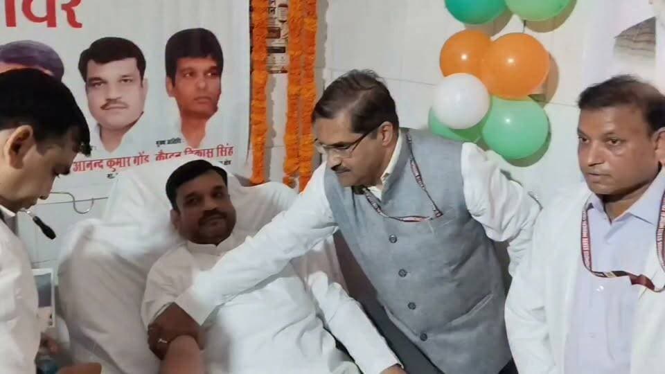 प्रधानमंत्री नरेंद्र मोदी के जन्मदिन पर बहराइच में ‘सेवा संकल्प अभियान’ के तहत फल वितरण कार्यक्रम
बहराइच। प्रधानमंत्री नरेंद्र मोदी के जन्मदिन के अवसर पर 17 सितंबर से 17 अक्टूबर 2026 तक ‘सेवा संकल्प अभियान’ चलाया जा रहा है। इसी क्रम में बहराइच में सेवा एवं जनसरोकार से जुड़े कार्यक्रमों के माध्यम से अभियान को आगे बढ़ाया जा रहा है।
अभियान के तहत फल वितरण कार्यक्रम का आयोजन किया गया। कार्यक्रम के प्रचार-प्रसार के लिए लगाए गए बैनर पर ‘जनसेवा से राष्ट्रसेवा’ का संदेश दिया।
भारतीय जनता पार्टी, बहराइच तथा बहराइच लोकसभा क्षेत्र के सांसद डॉ. आनंद कुमार गौंड , सदर विधायक अनुपमा जयसवाल,mlc प्रज्ञा त्रिपाठी, जिला अधिकारी, पुलिस अधीक्षक, व जिले के तमाम अधिकारी उ
उपस्थित रहे
Msdasmc MBhospital Bahraich
अभियान का उद्देश्य सेवा भावना के साथ जनसामान्य तक पहुंचना और विभिन्न सेवा गतिविधियों के माध्यम से लोगों को जोड़ना है।
#सेवसंकल्प #NarendraModi #narendramodi_primeminister
प्रधानमंत्री नरेंद्र मोदी के जन्मदिन से शुरू हुए इस सेवा संकल्प अभियान के तहत 17 अक्टूबर तक विभिन्न कार्यक्रम आयोजित हैं।