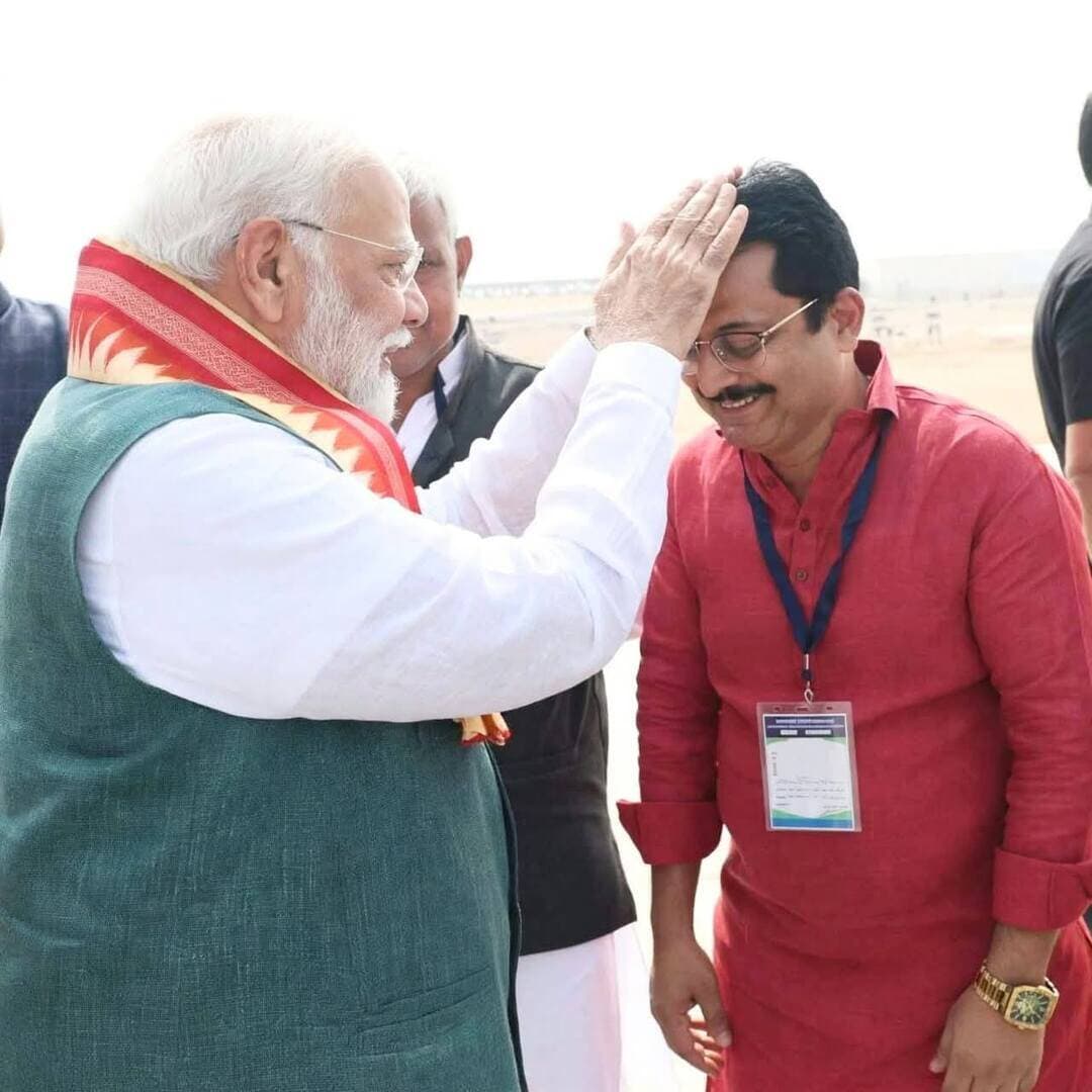 देश के यशस्वी प्रधानमंत्री आदरणीय श्री नरेंद्र मोदी जी को जन्मदिन की हार्दिक बधाई एवं शुभकामनाएं।
ईमाम गजाली ने बताया कि जमुई में प्रधानमंत्री नरेंद्र मोदी के कार्यक्रम के दौरान मूंछ की तारीफ किए थे।
यह फोटो सोशल मीडिया पर वायरल हो रहा है।
ईश्वर से प्रार्थना है कि आप सदैव स्वस्थ एवं दीर्घायु रहें तथा देश की सेवा में निरंतर समर्पित रहें।
Imam Ghazali Imam Ghazali Ljp R Chirag Paswan Arun Bharti - अरुण भारती