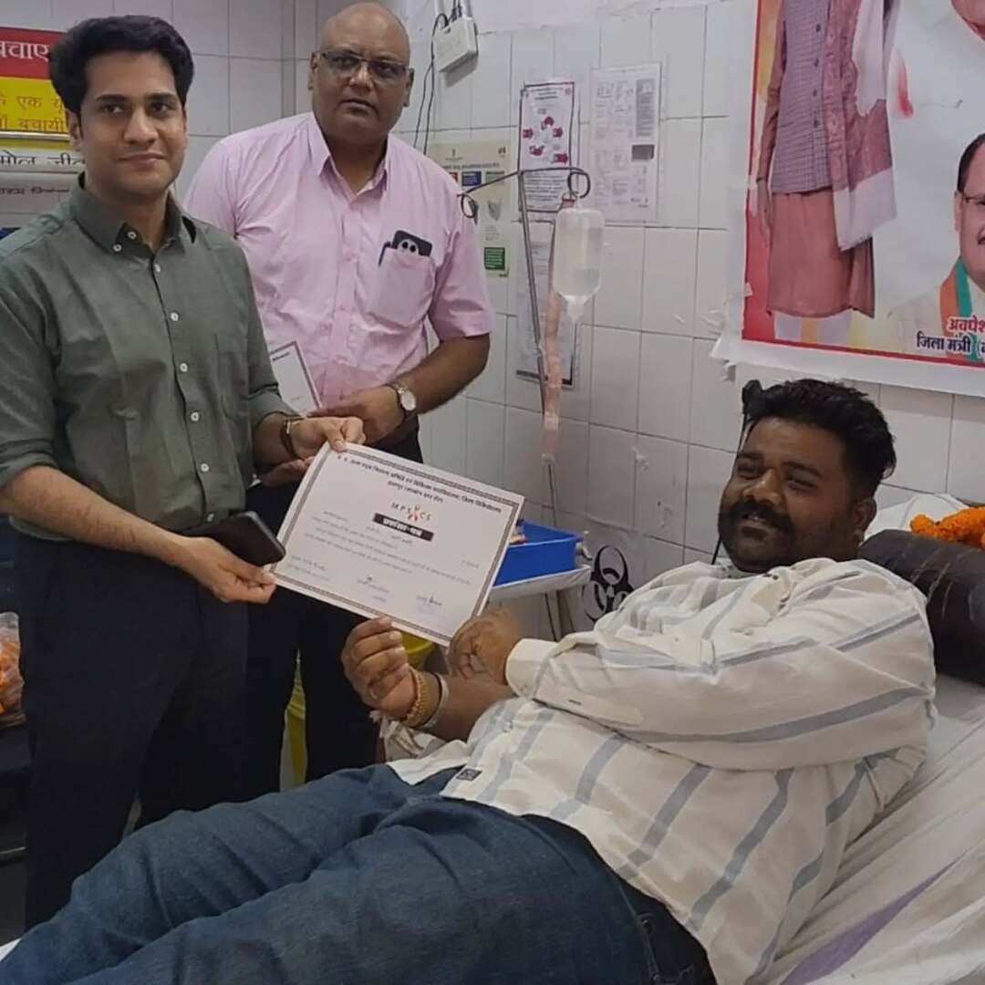 देश के मा. प्रधानमंत्री श्री Narendra Modi जी के जन्मदिवस के अवसर पर सेवा संकल्प अभियान के शुभारंभ के साथ सेवा मेरा योगदान के तहत जिला अस्पताल में विशाल रक्तदान कार्यक्रम आयोजित किया गया। यहां रक्तदान करने वाले रक्तवीरों को विधायक श्रीमती ललिता यादव एवं कलेक्टर श्री मृणाल मीना द्वारा प्रशंसा करते हुए प्रमाण-पत्र प्रदान कर सम्मानित किया गया।
Dr Mohan Yadav
Chief Minister, MP
Jansampark Madhya Pradesh
Public Health & Medical Education Dept, MP
#सेवा_संकल्प_अभियान #SevaSankalpAbhiyan #AshirwadKaDiya #chhatarpur