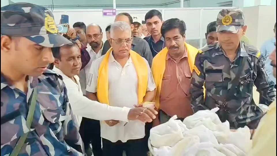 প্রধানমন্ত্রী নরেন্দ্র মোদীর জন্মদিনে মন্ত্রী দিলীপ ঘোষের ফল বিতরণ হাসপাতালে! সন্ধ্যা বেলায় প্রদীপ জ্বলবে গোটা জেলা শহর থেকে রাজধানীতে
Narendra Modi BJP West Bengal Suvendu Adhikari
#Dnews #Dilipghosh #NarendraModiji #hospital
