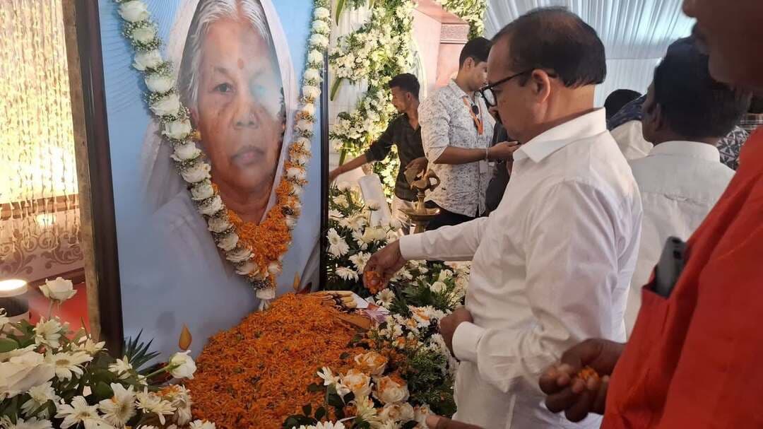 #_ଫୋଟୋରେ_ଖବର_
ଗତକାଲି କୁଚିଣ୍ଡା ସ୍ଥିତ ମାନ୍ୟବର ଓଡ଼ିଶା ସରକାର ଙ୍କ ପଞ୍ଚାୟତି ରାଜ ଓ ପାନୀୟ ଜଳ ବିଭାଗ ମନ୍ତ୍ରୀ ଶ୍ରୀ ରବି ନାରାୟଣ ନାଏକ ଙ୍କ ମାତା ସ୍ୱର୍ଗତ ଶୁଭ ନାଏକ ଙ୍କ ଶ୍ରାଦ୍ଧ କାର୍ଯ୍ୟକ୍ରମ ରେ ପଦ୍ମପୁର ବିଜେପି ବିଧାୟକ ପ୍ରାର୍ଥୀ ତଥା ବରଗଡ଼ ଜିଲ୍ଲା ସ୍ୱତନ୍ତ୍ର ଉନ୍ନୟନ ପରିଷଦ ଅଧ୍ୟକ୍ଷ ଗୋବର୍ଦ୍ଧନ ଭୋଏ ଯୋଗ ଦେଇ ତାଙ୍କର ଅମର ଆତ୍ମା ର ସଦଗତି ପାଇଁ ଶ୍ରଦ୍ଧାଞ୍ଜଳୀ ଜ୍ଞାପନ କଲେ।